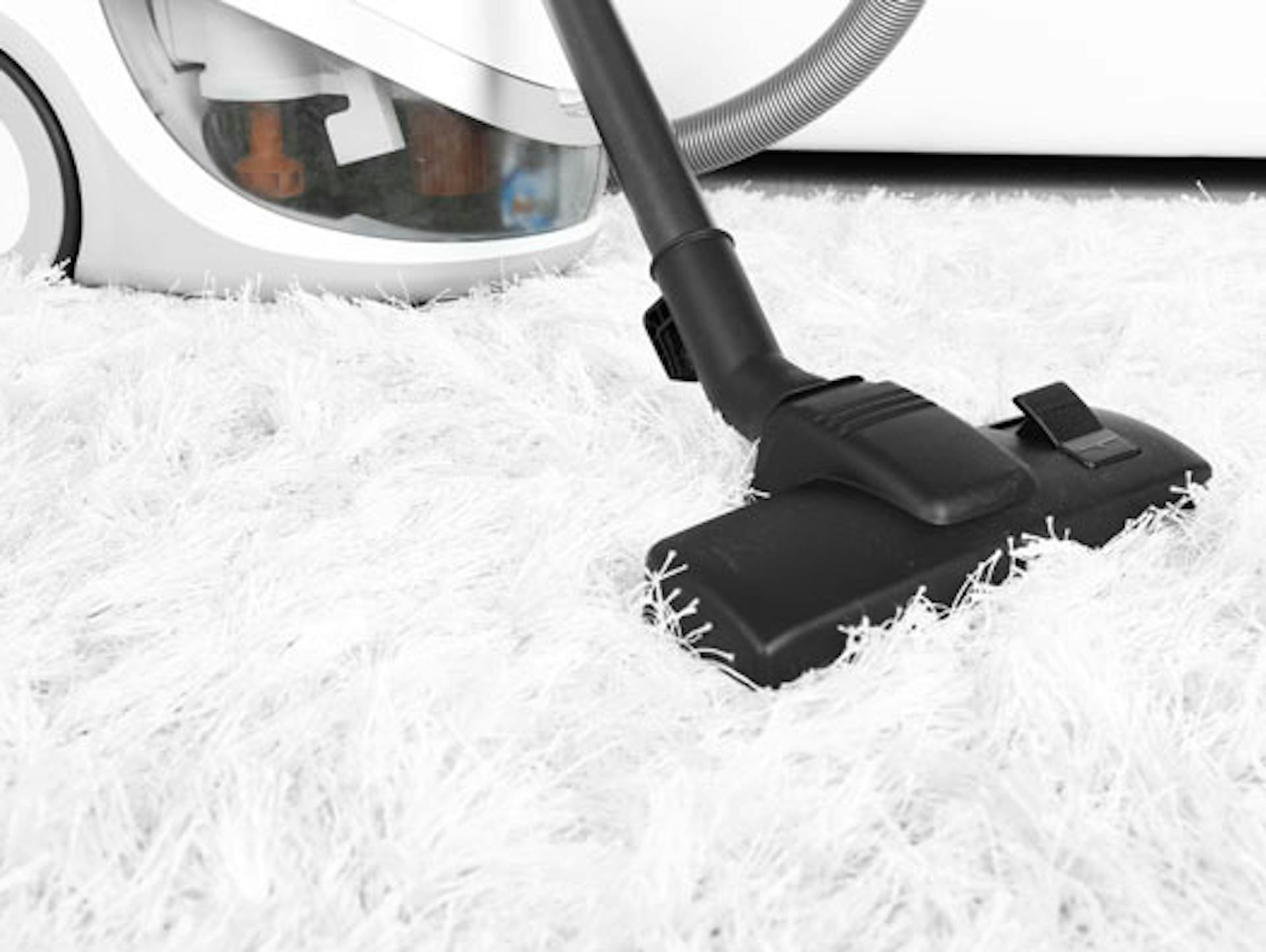 Hochflorteppich mit Staubsauger reinigen