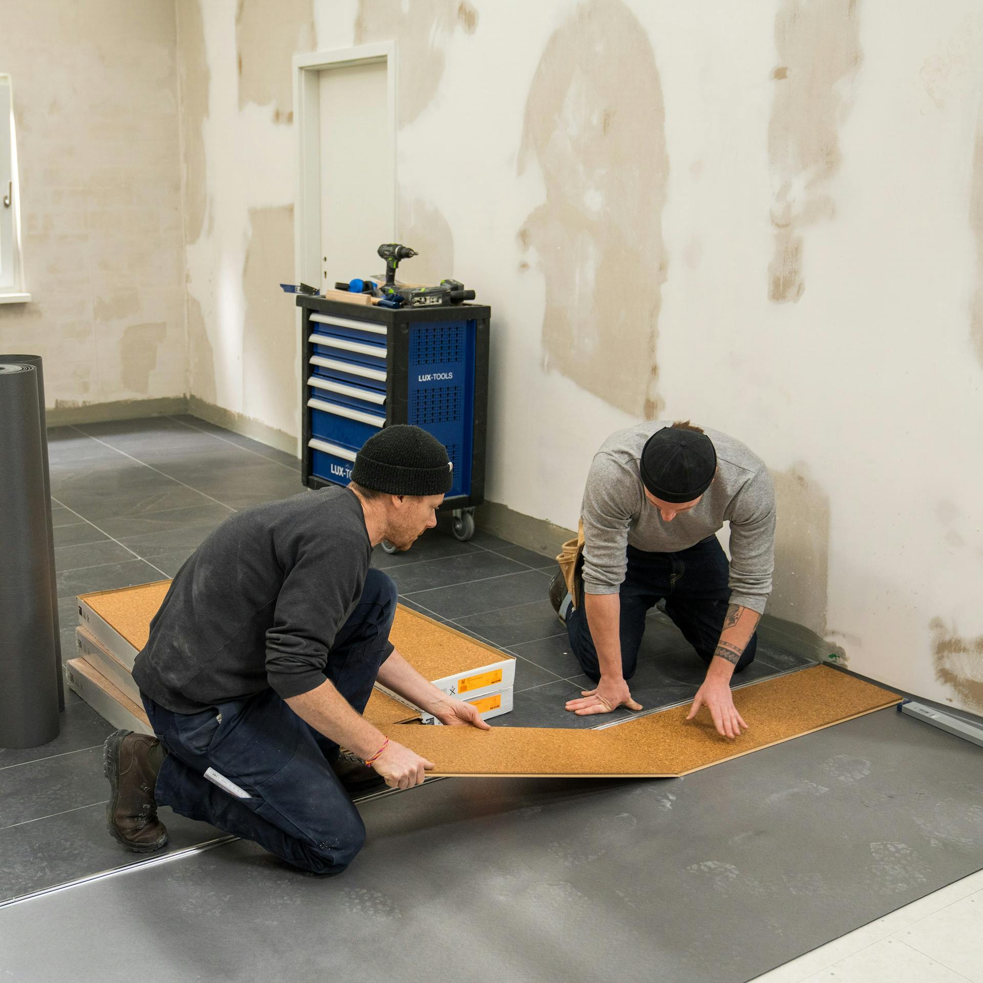 Korkboden verlegen, zuschneiden und vorbereiten | OBI