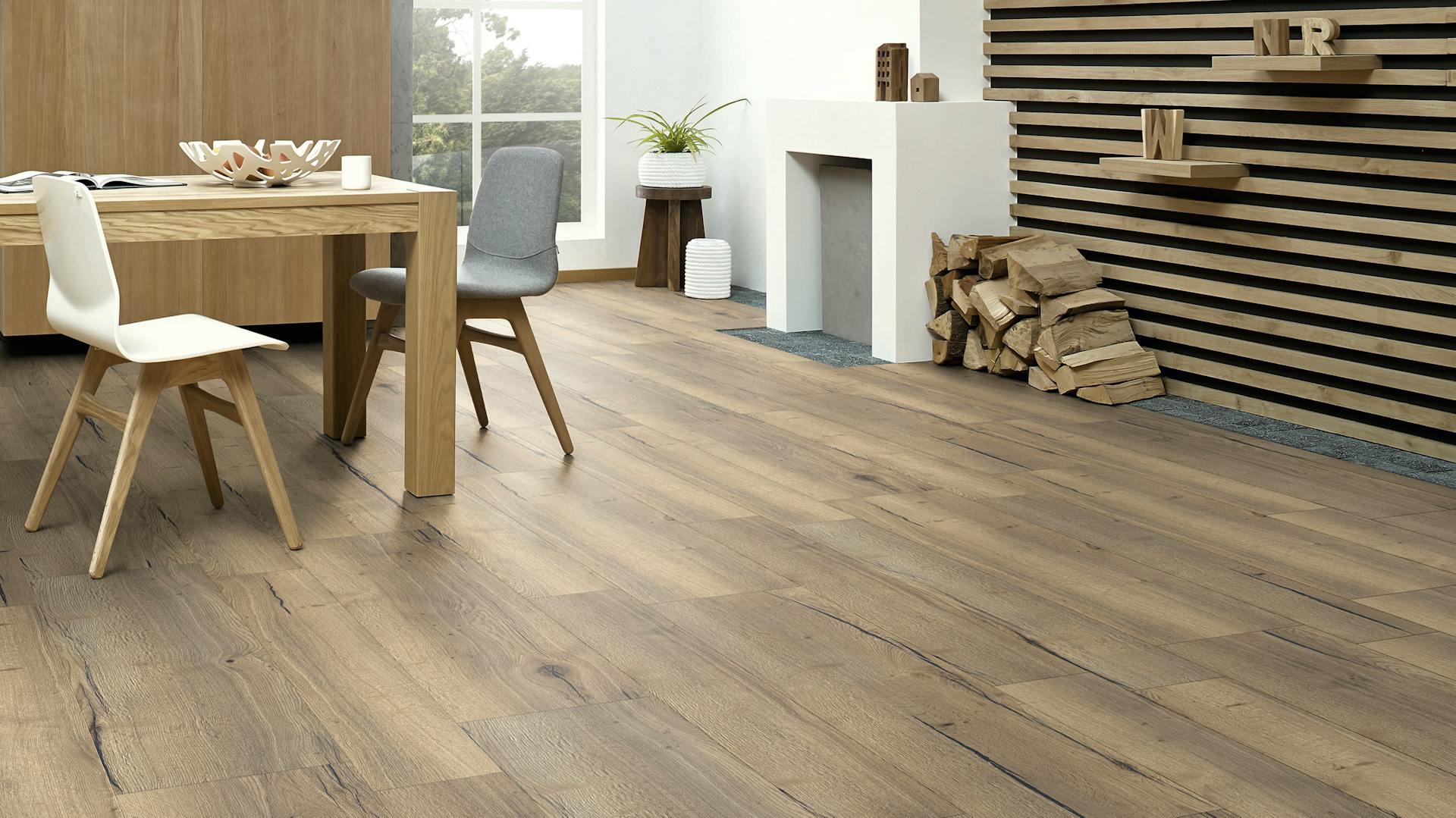 Ausgebessertes Laminat im Wohnbereich mit Esstisch und Regal.