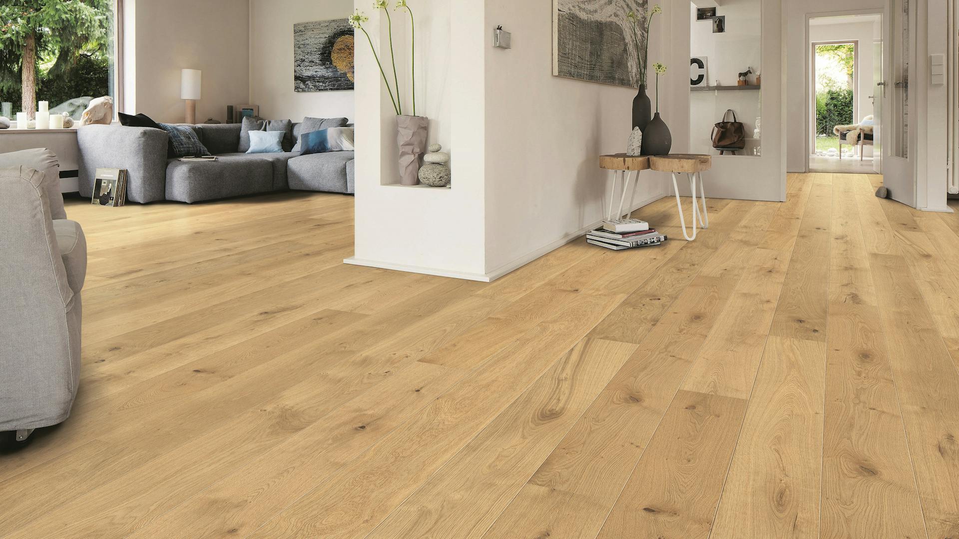 Heimwerker verlegt Parkettdielen.