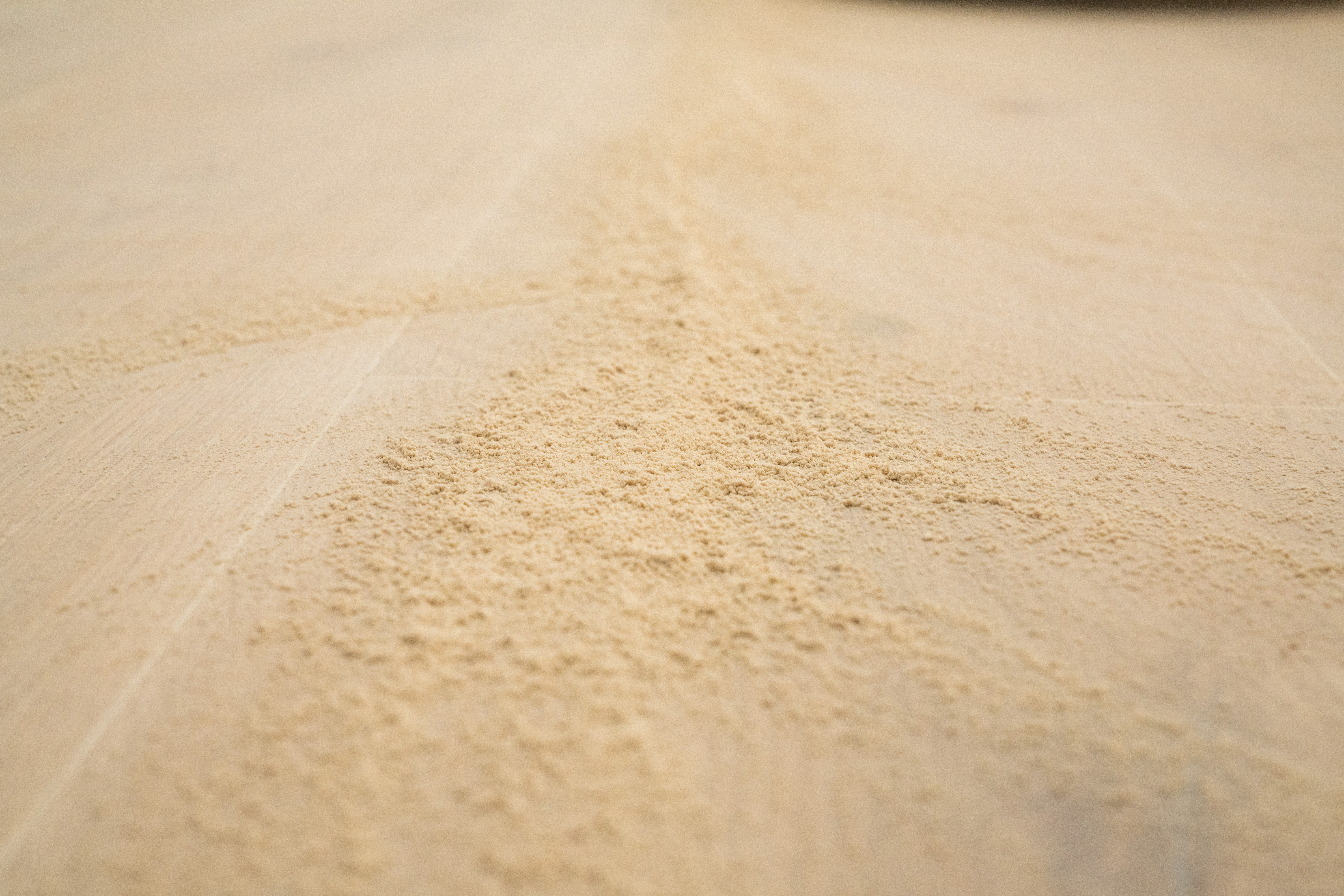 Trucioli di legno su parquet levigato