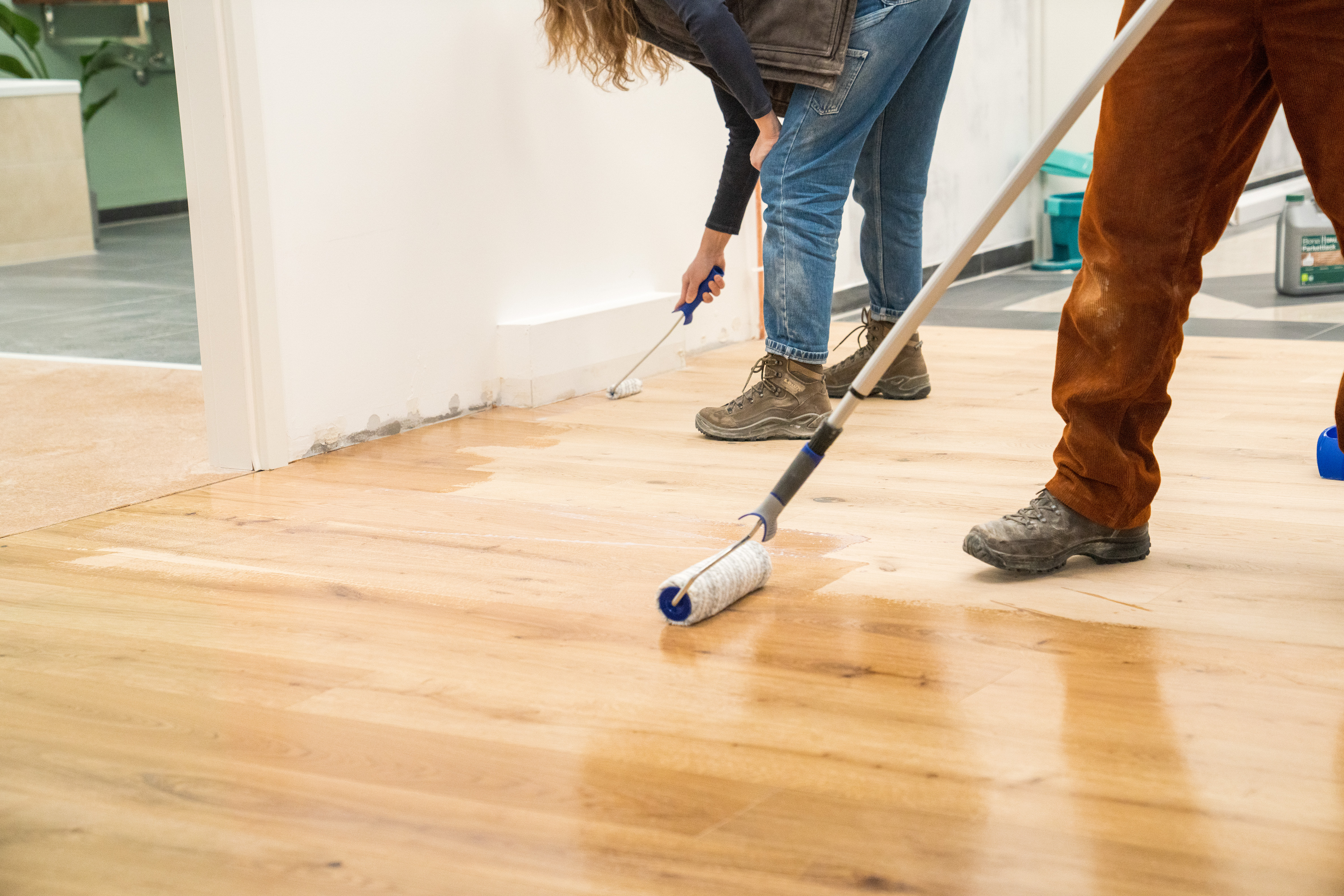 Gli appassionati del fai-da-te sigillano il parquet.