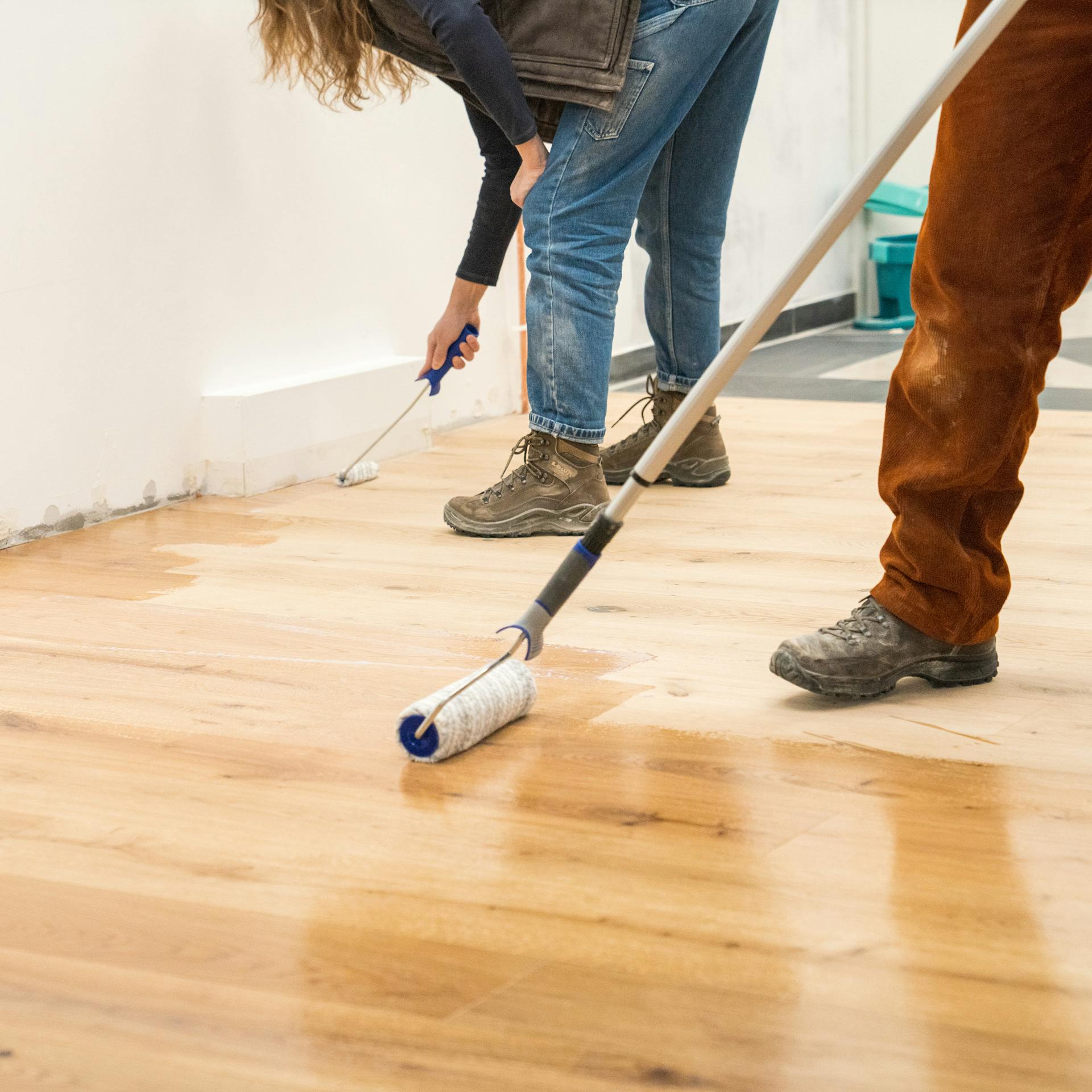 Heimwerker versiegeln Parkett.
