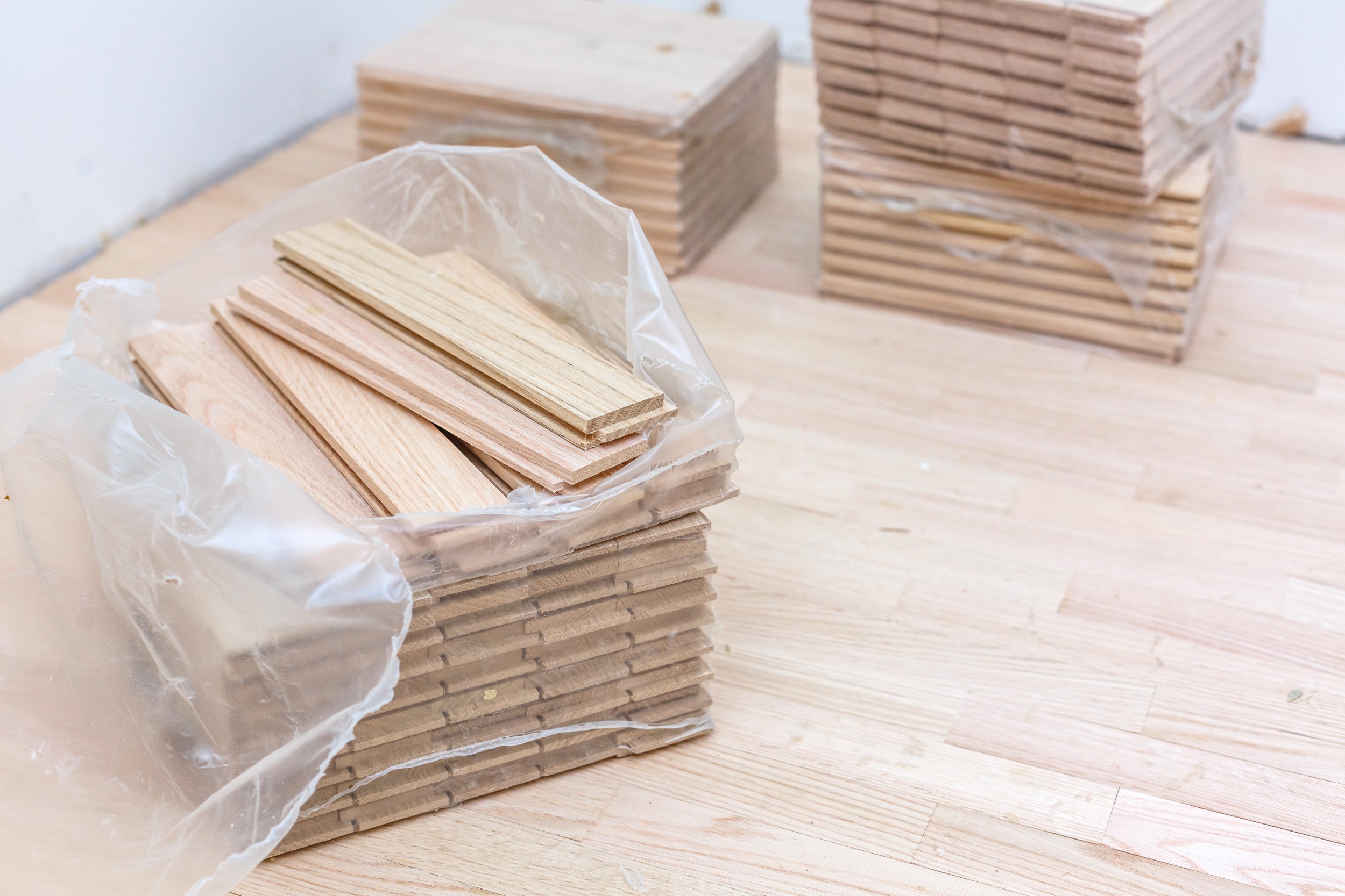 Balík vlysových parkiet sa nachádza na parketovej ploche