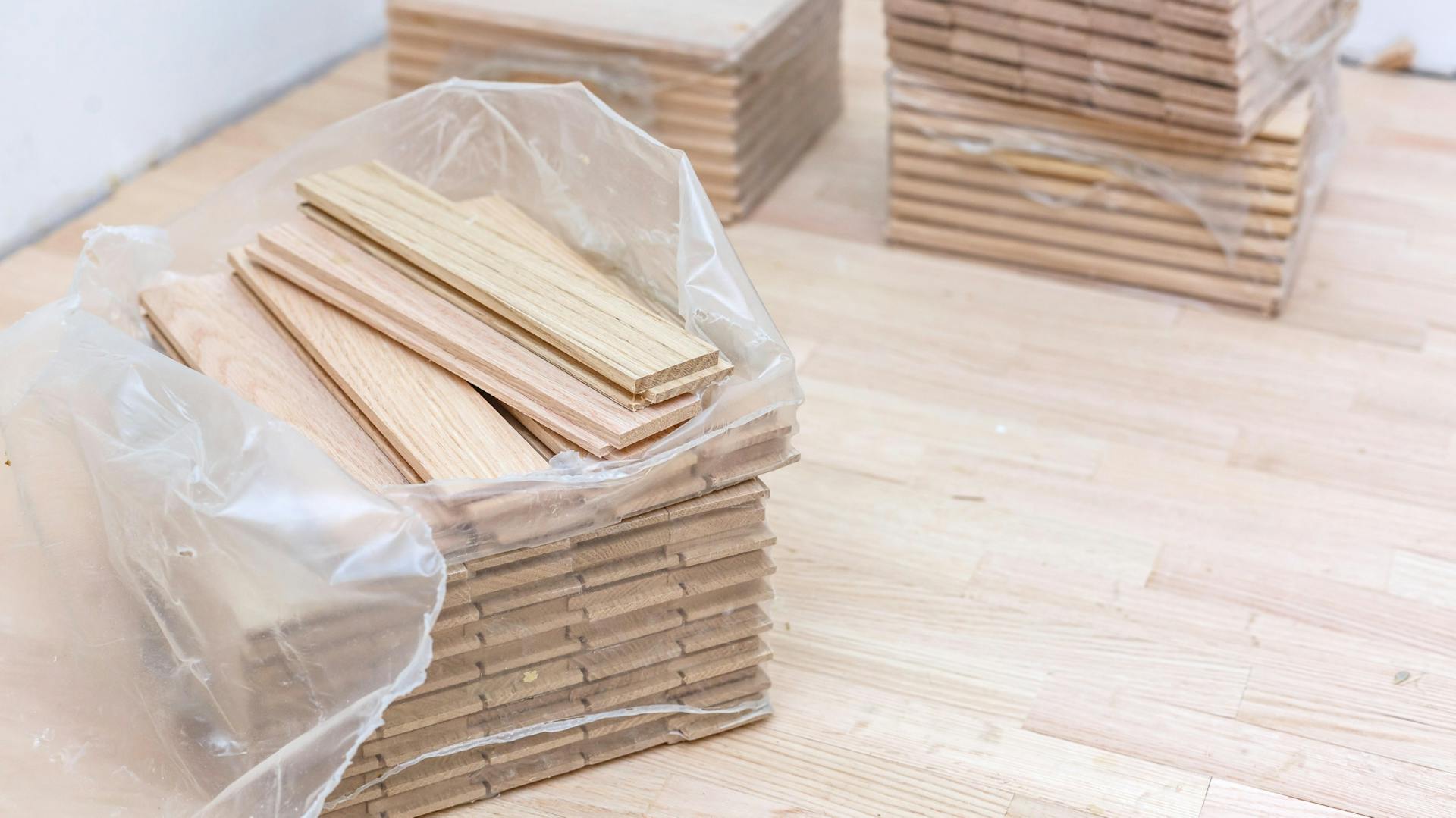 Balík vlysových parkiet sa nachádza na parketovej ploche