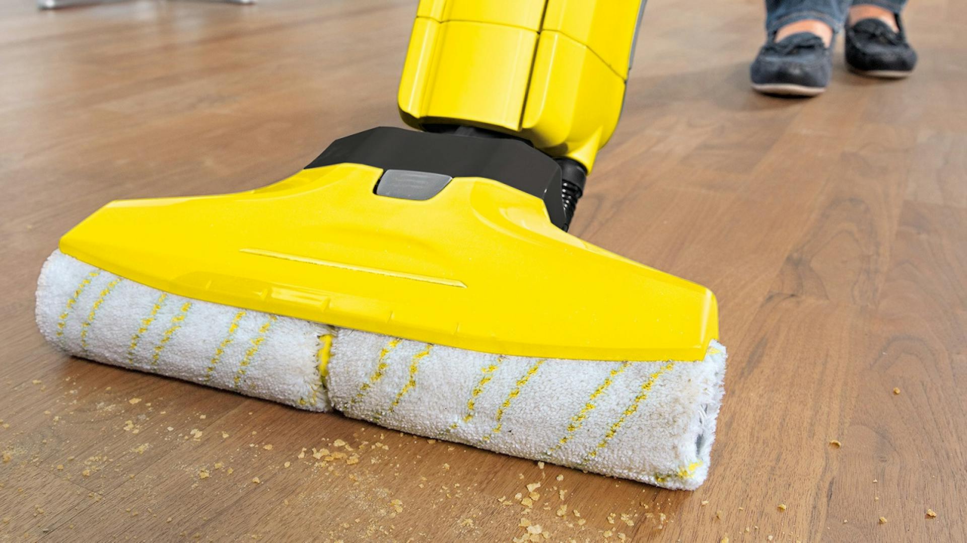 Ein Parkettboden wird mit dem Wischer gereinigt.