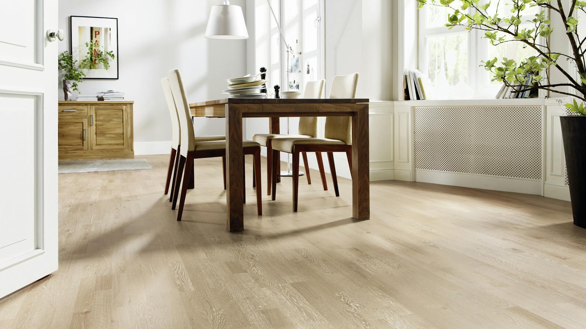 Parkett unter einem Tisch mit vier Stühlen