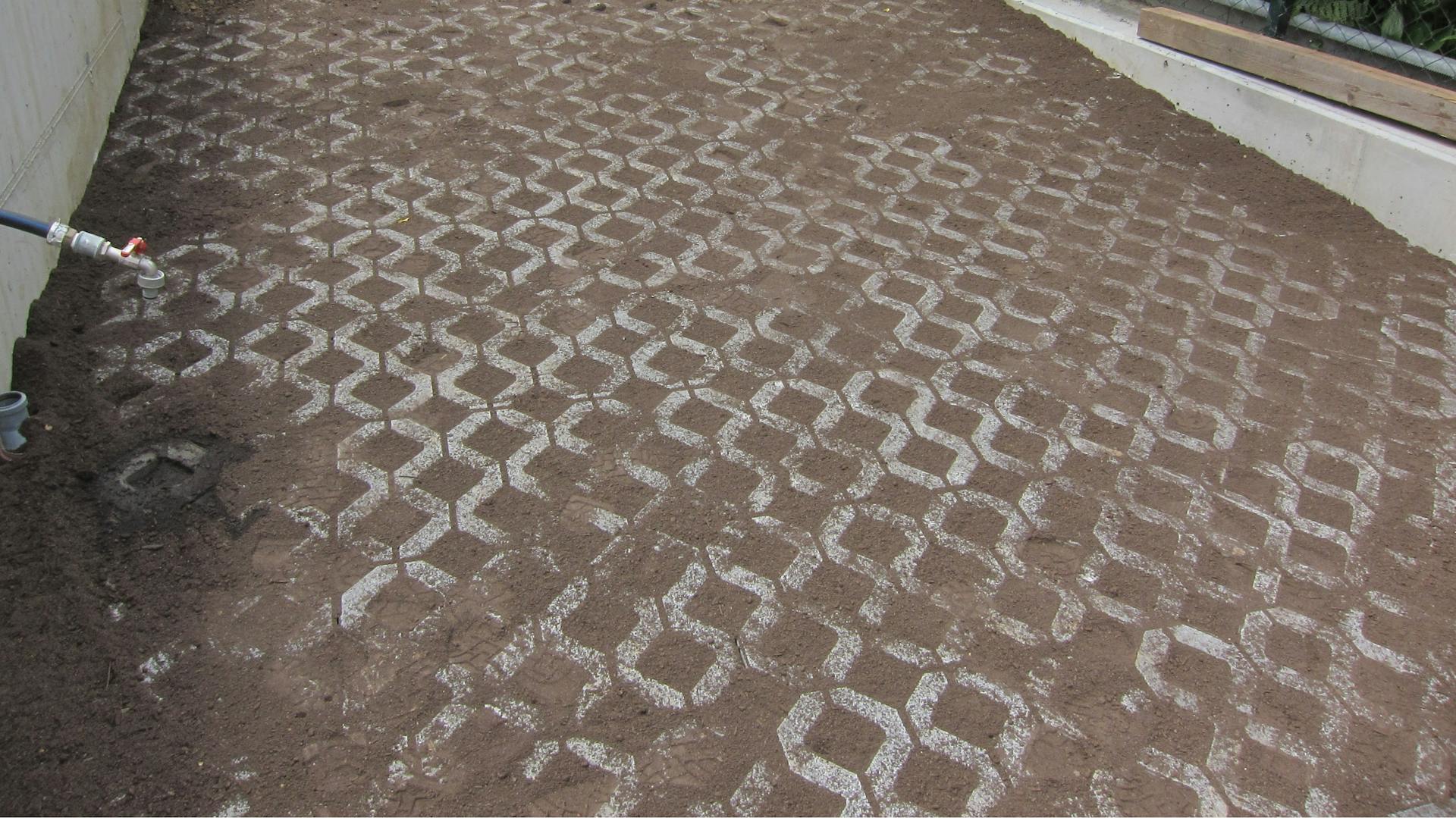 Príjazdová cesta s práve položenými zatrávňovacími tvárnicami