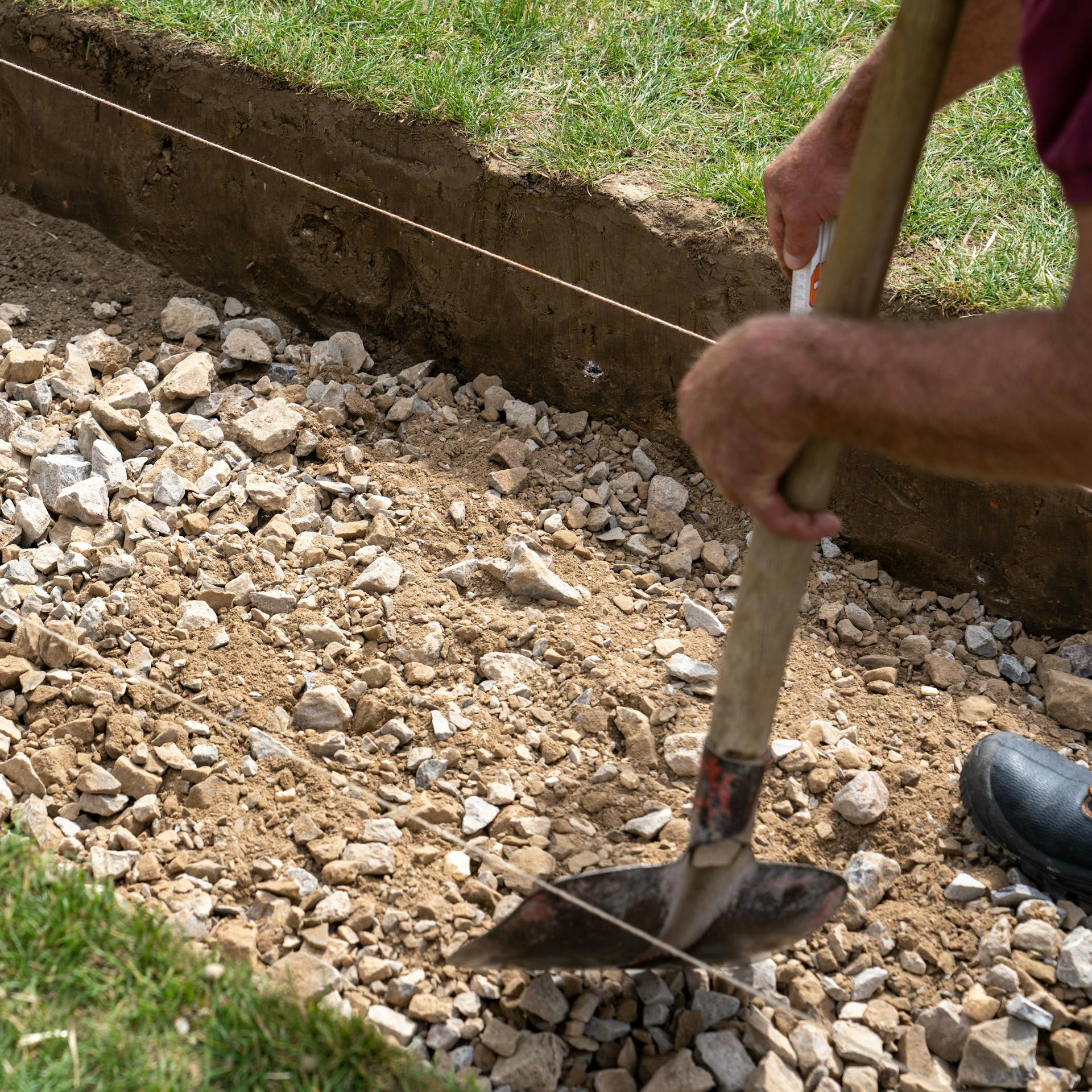 Drvený kameň vo vykopaných pásoch