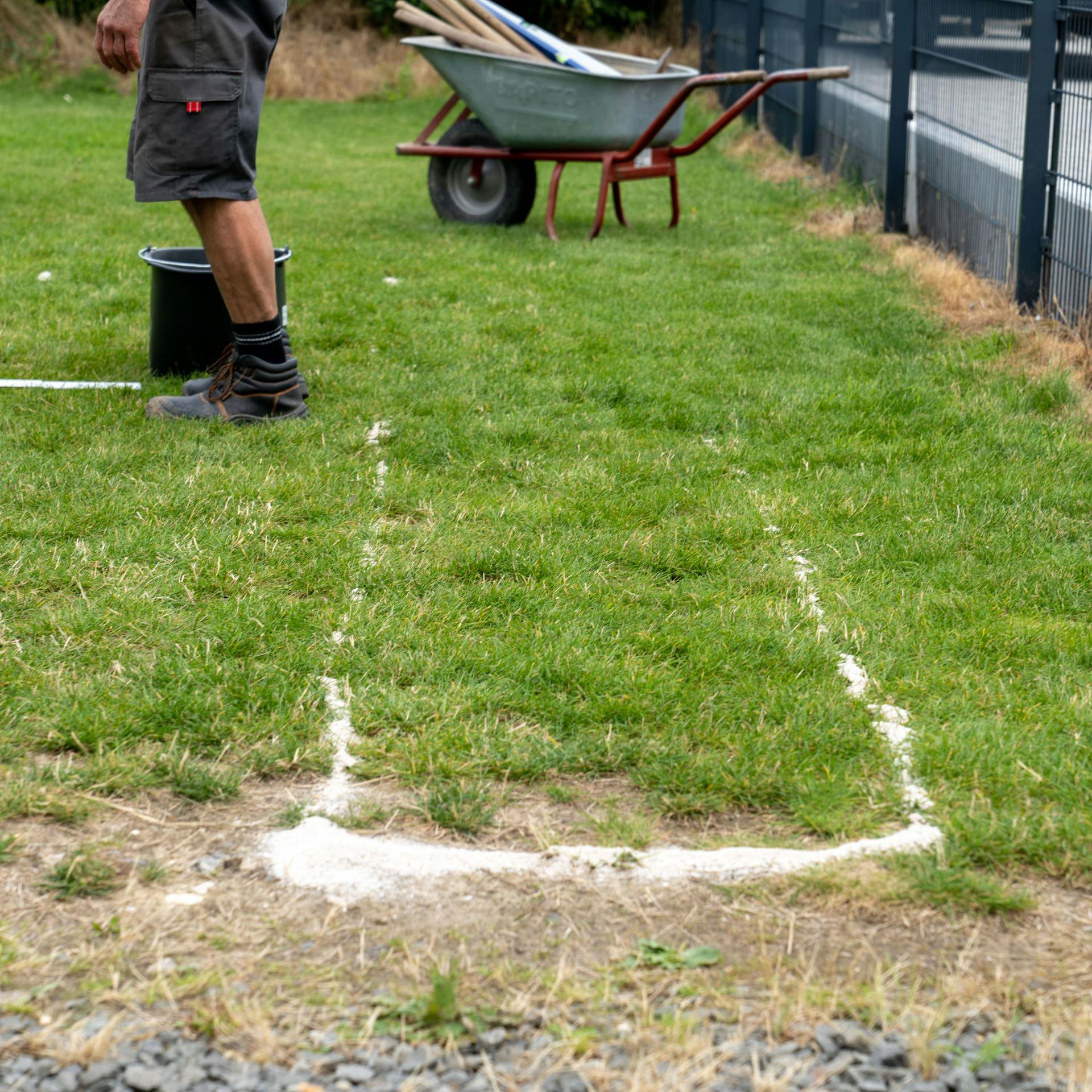 Obrys na tráve označený pieskom