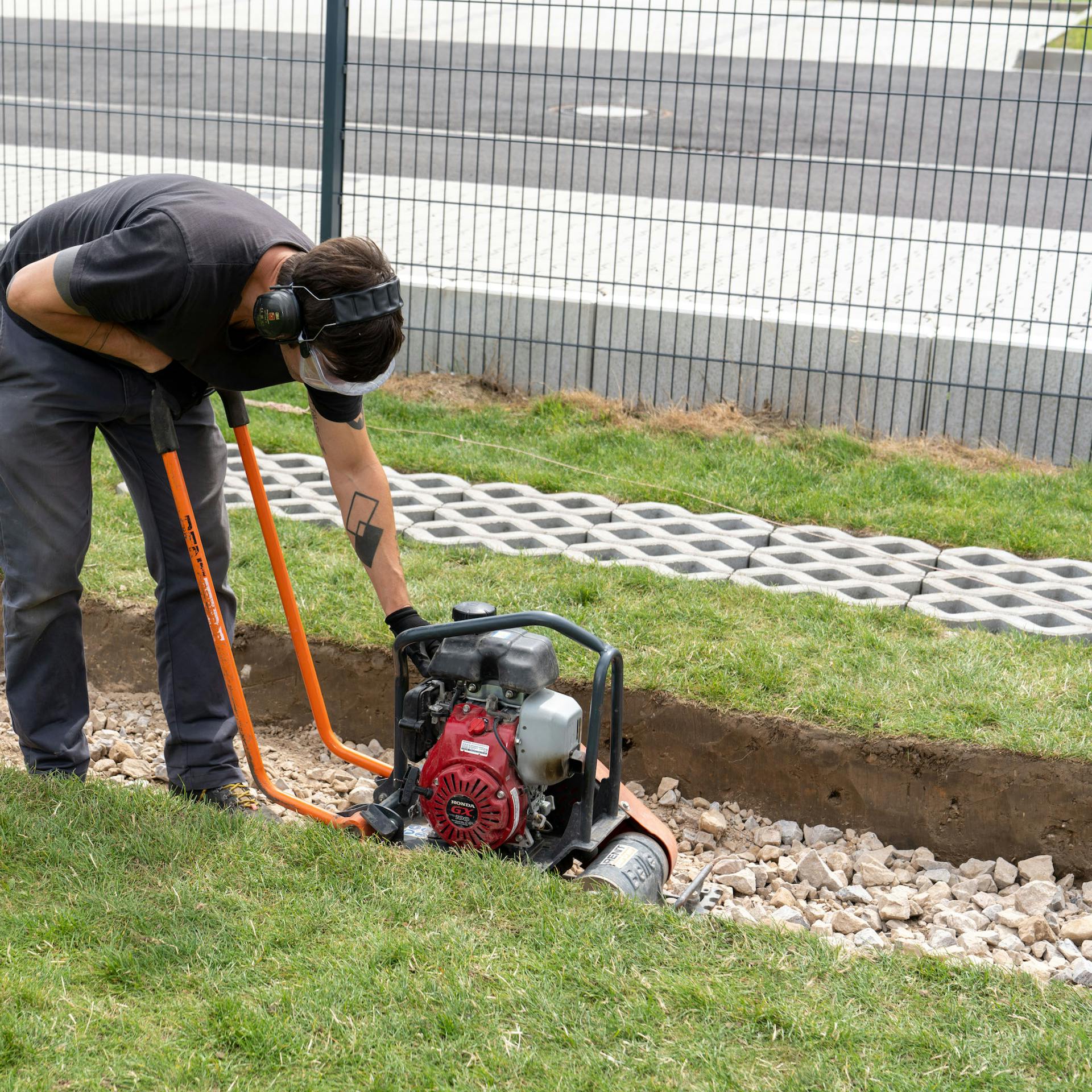 Muž s vibračnou doskou na drvenom kameni