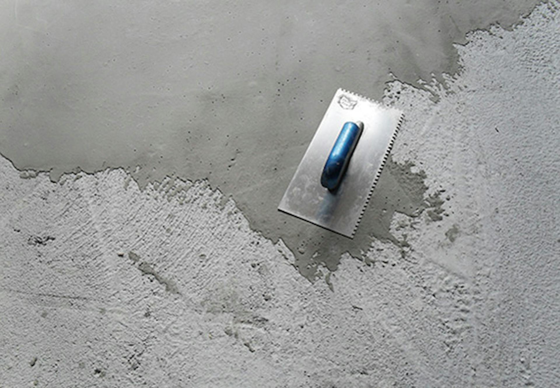 Podklad sa pri pokládke koberca vystierkuje a vyrovná.