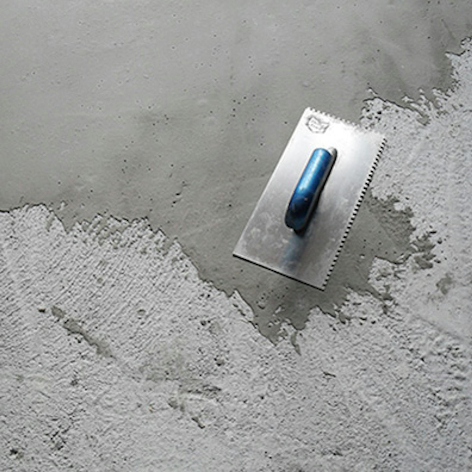 Untergrund wird fürs Teppich verlegen verspachtelt und geebnet.