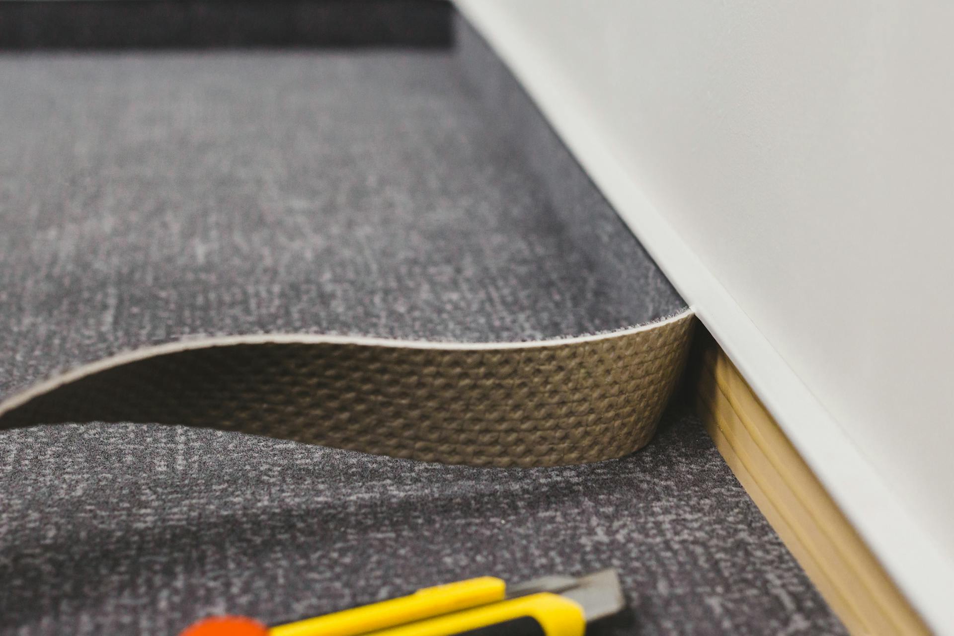 Un battiscopa decorato con la moquette