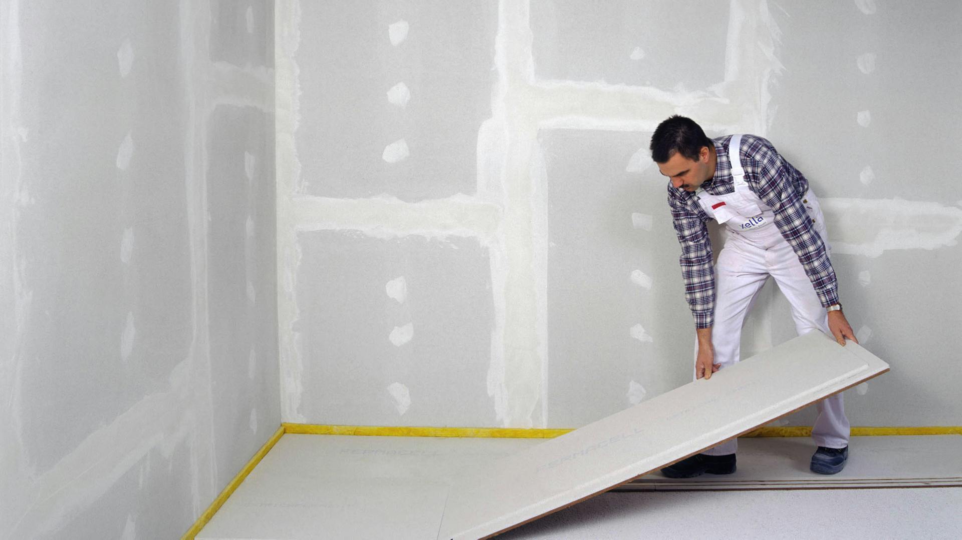 Trockenestrich wird von Handwerker bei einem Umbau verlegt.
