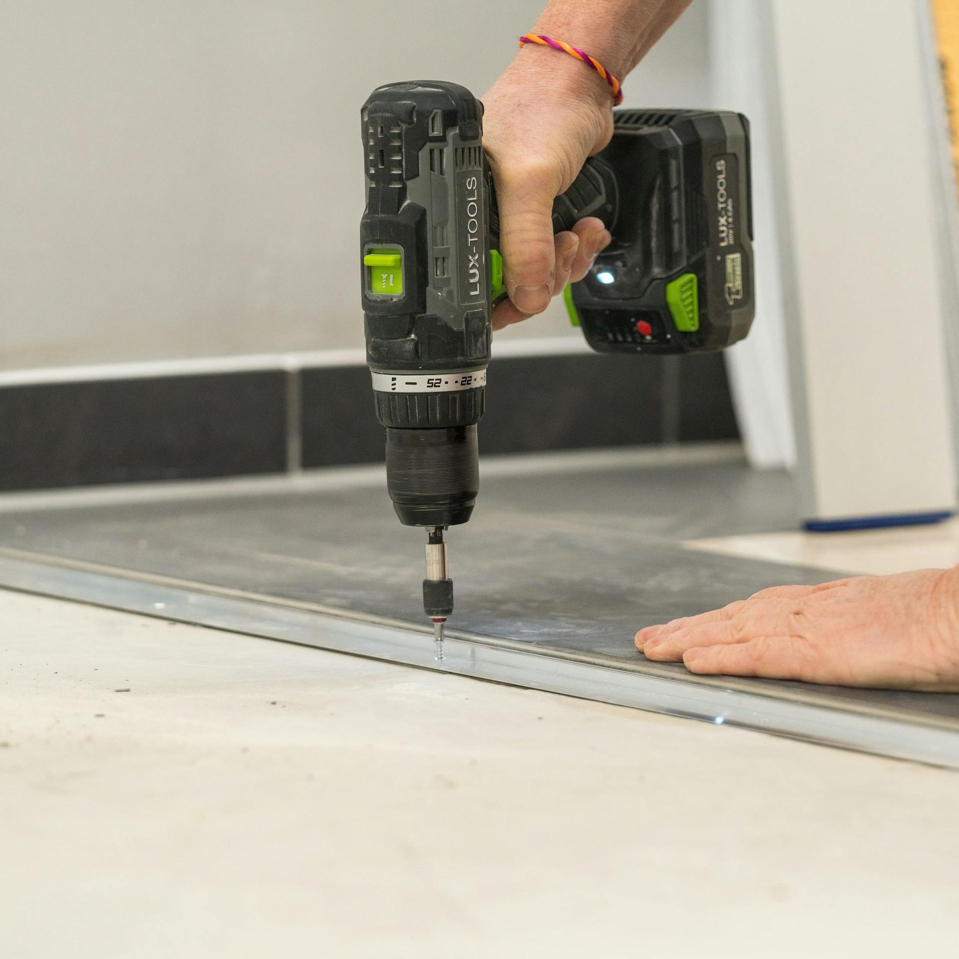 Heimwerker bringt das Übergangsprofil an.