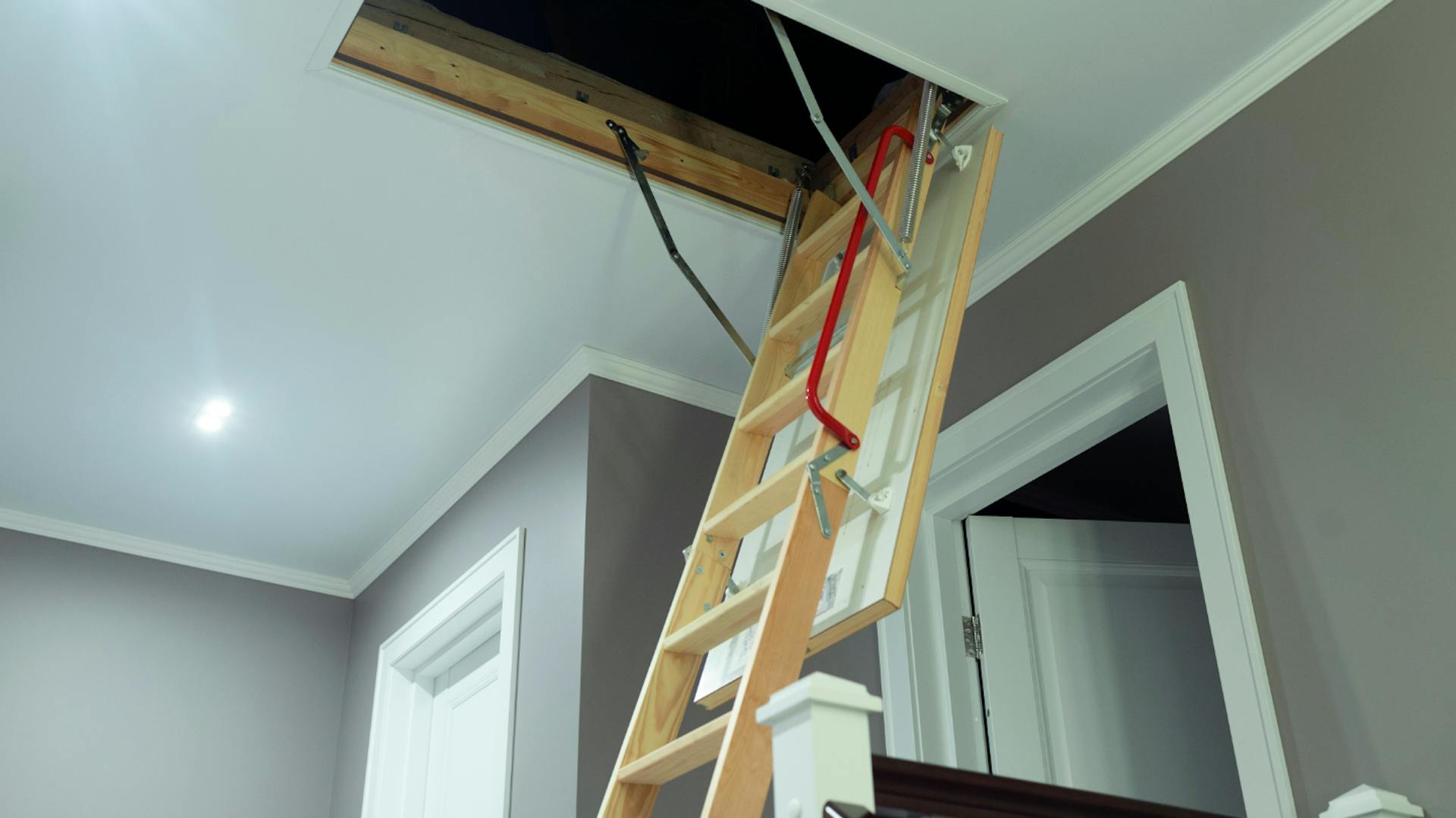 Dachbodenluke mit ausgeklappter Holztreppe