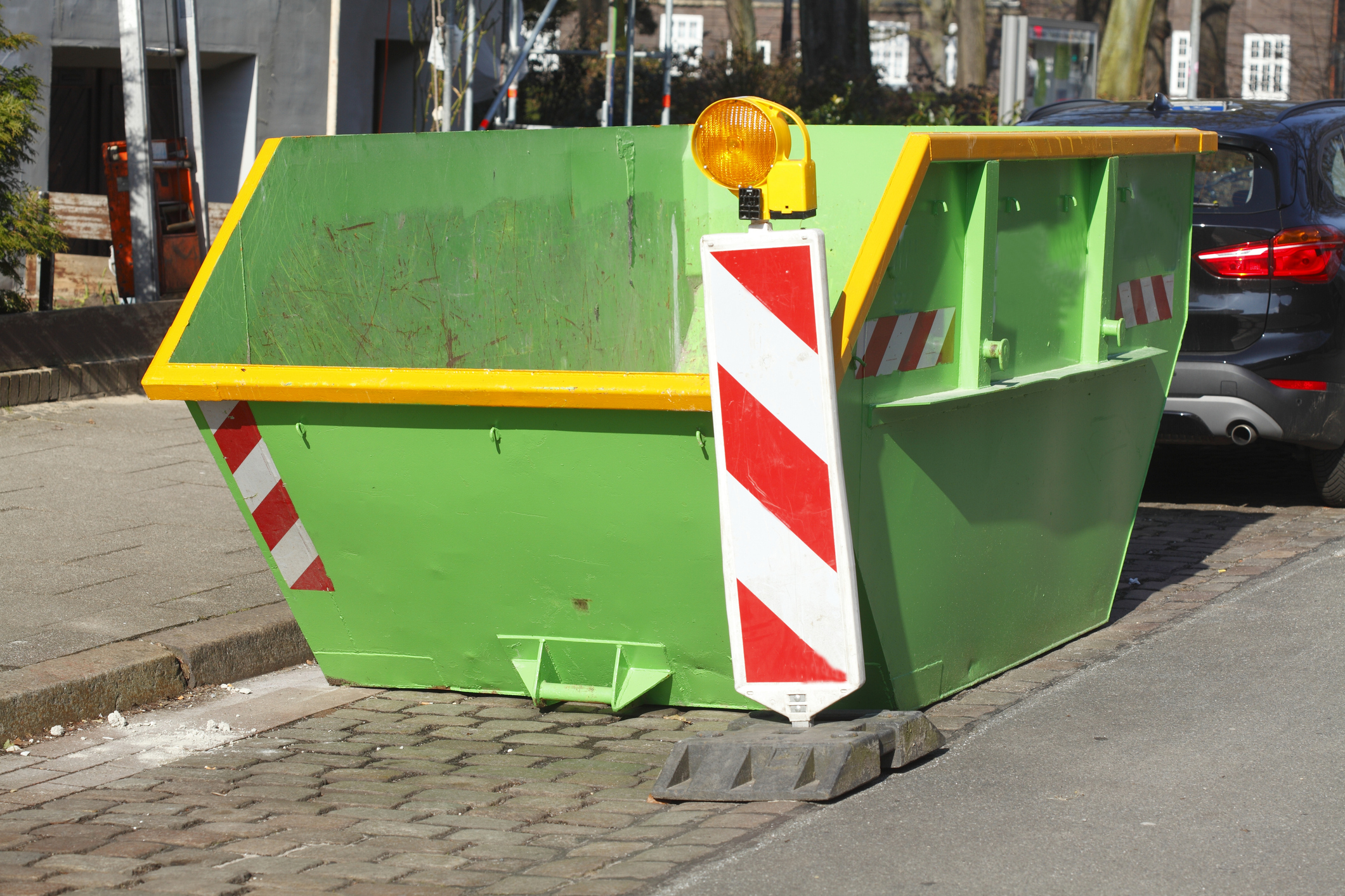 Grüner Abfallcontainer zur Entsorgung von Sondermüll