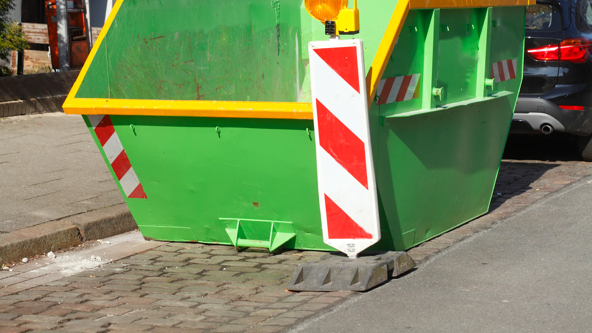 Grüner Abfallcontainer zur Entsorgung von Sondermüll