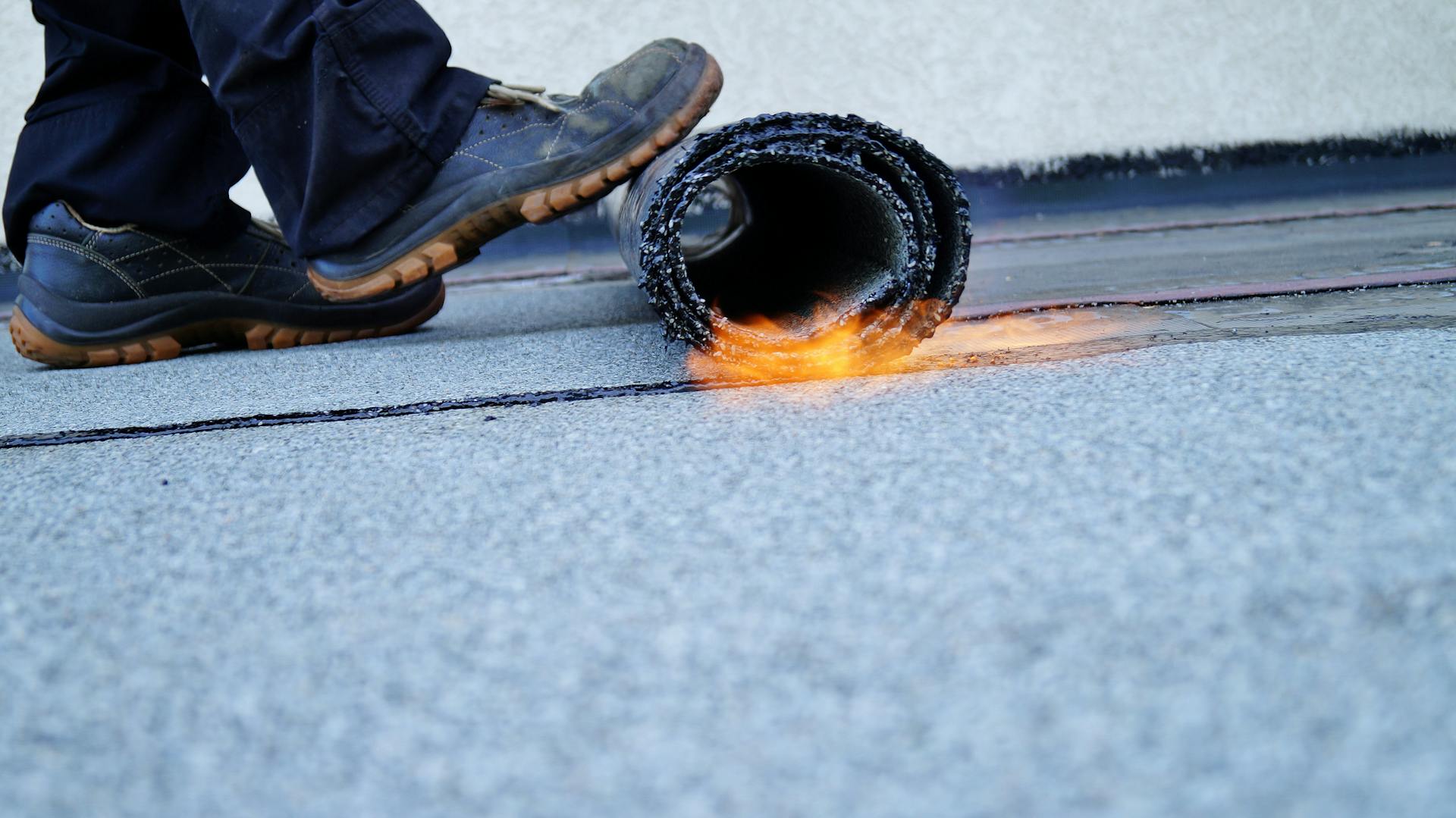 Krytinová lepenka zahřívaná plynovým hořákem se pokládá s přesahem.