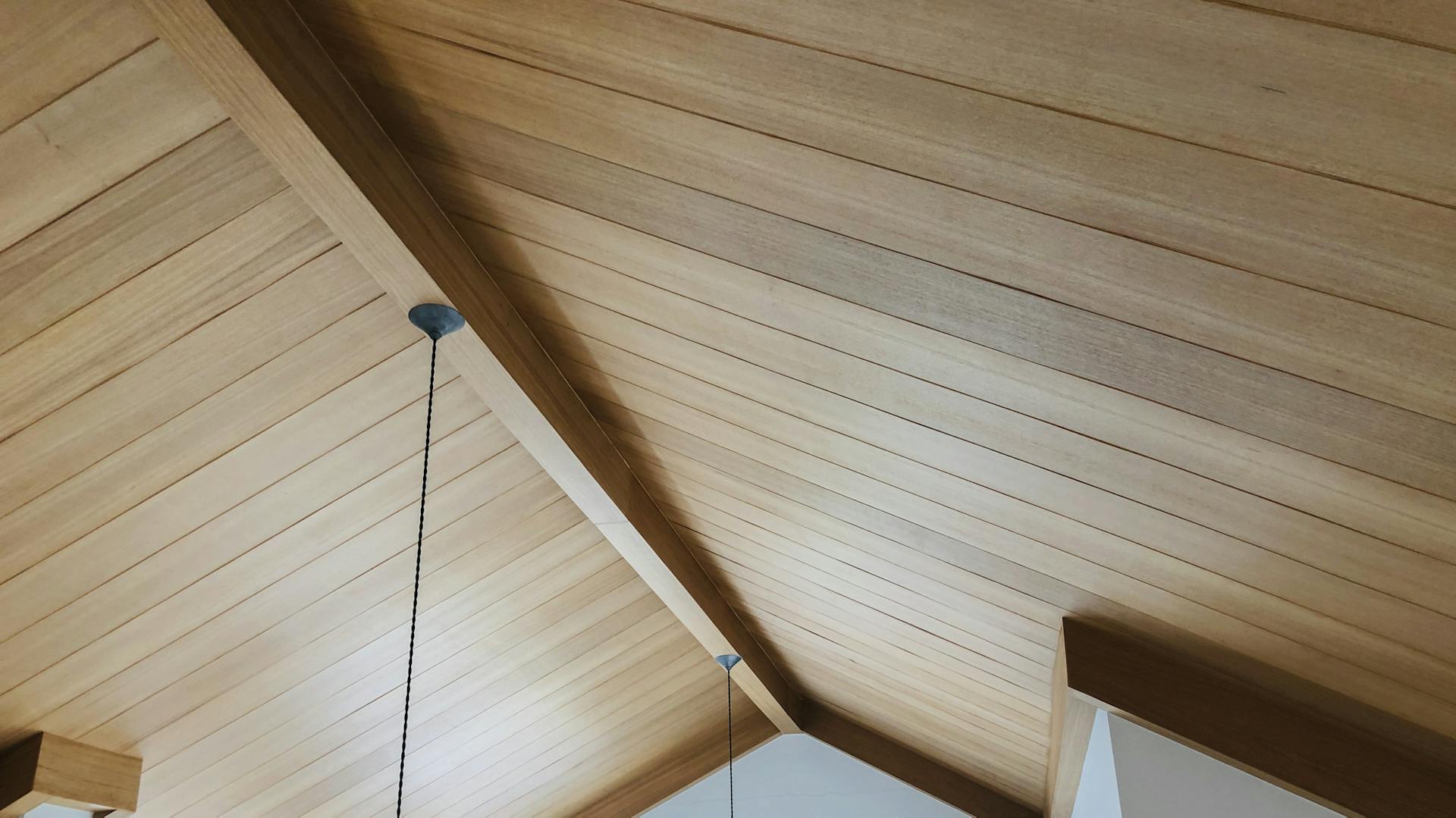 Moderne Holzdecke im Dachgeschoss