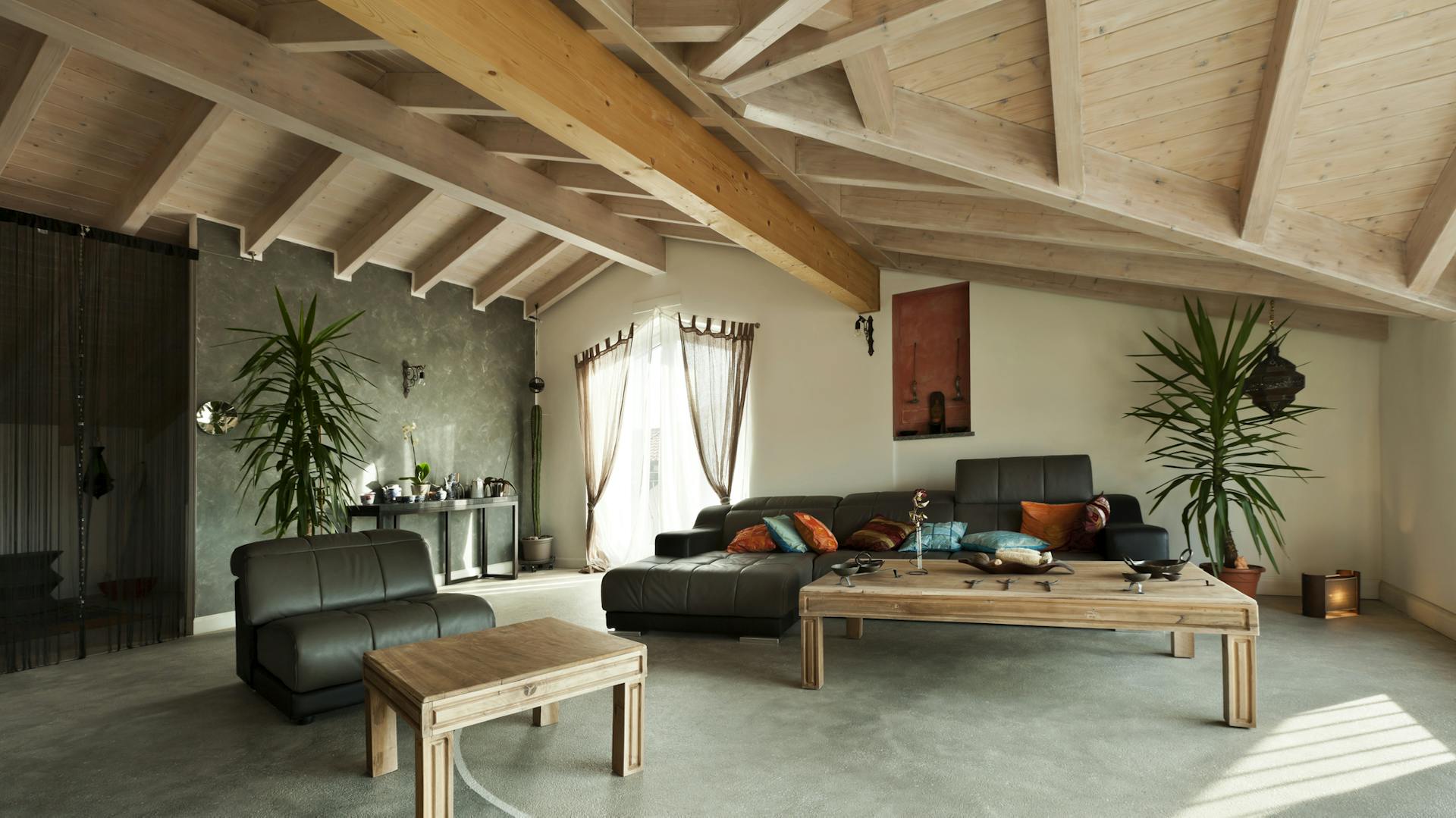 Moderne Holzdecke in großem Wohnzimmer