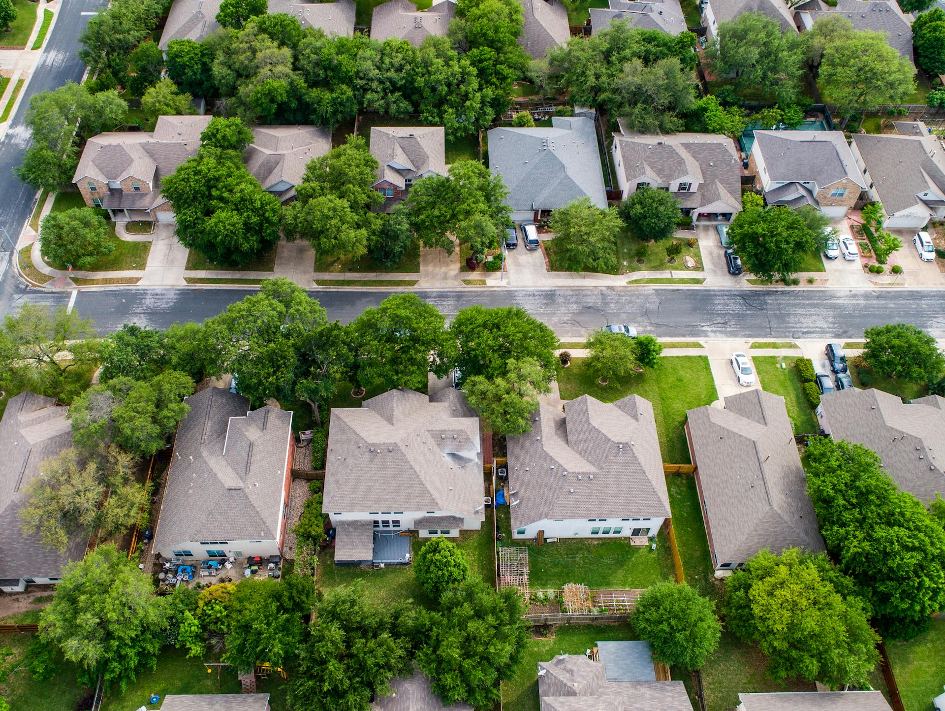 Reihen von Häuser mit Walmdächern