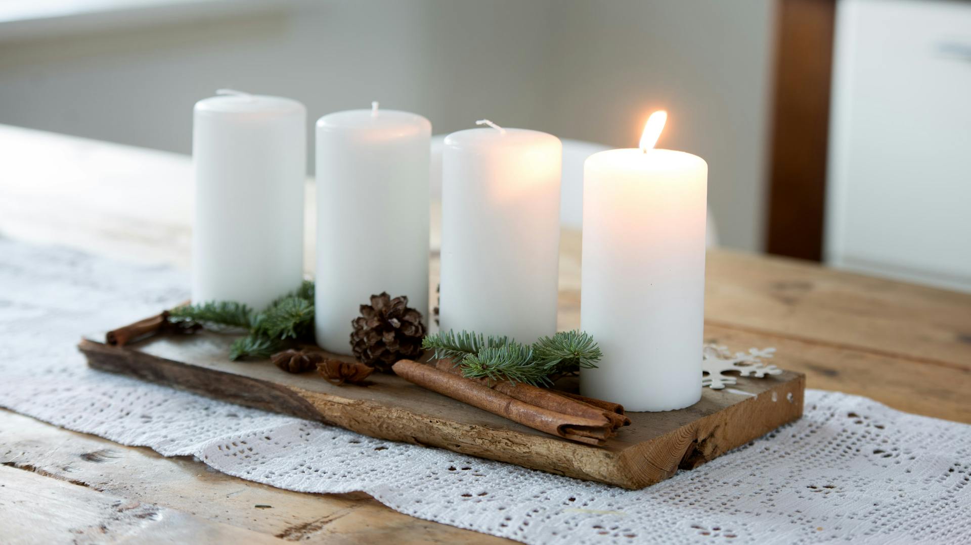 Ein moderner Adventskranz steht auf einem Holztisch