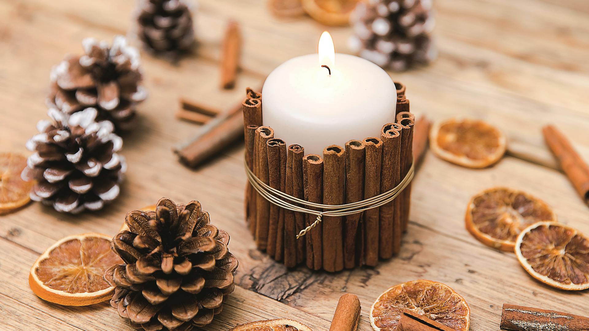 Bastelideen für Weihnachten mit Anleitung Kerze mit Zimtstangen Tischdeko Tannenzapfen getrocknete Zitronenscheiben Zimtstangen