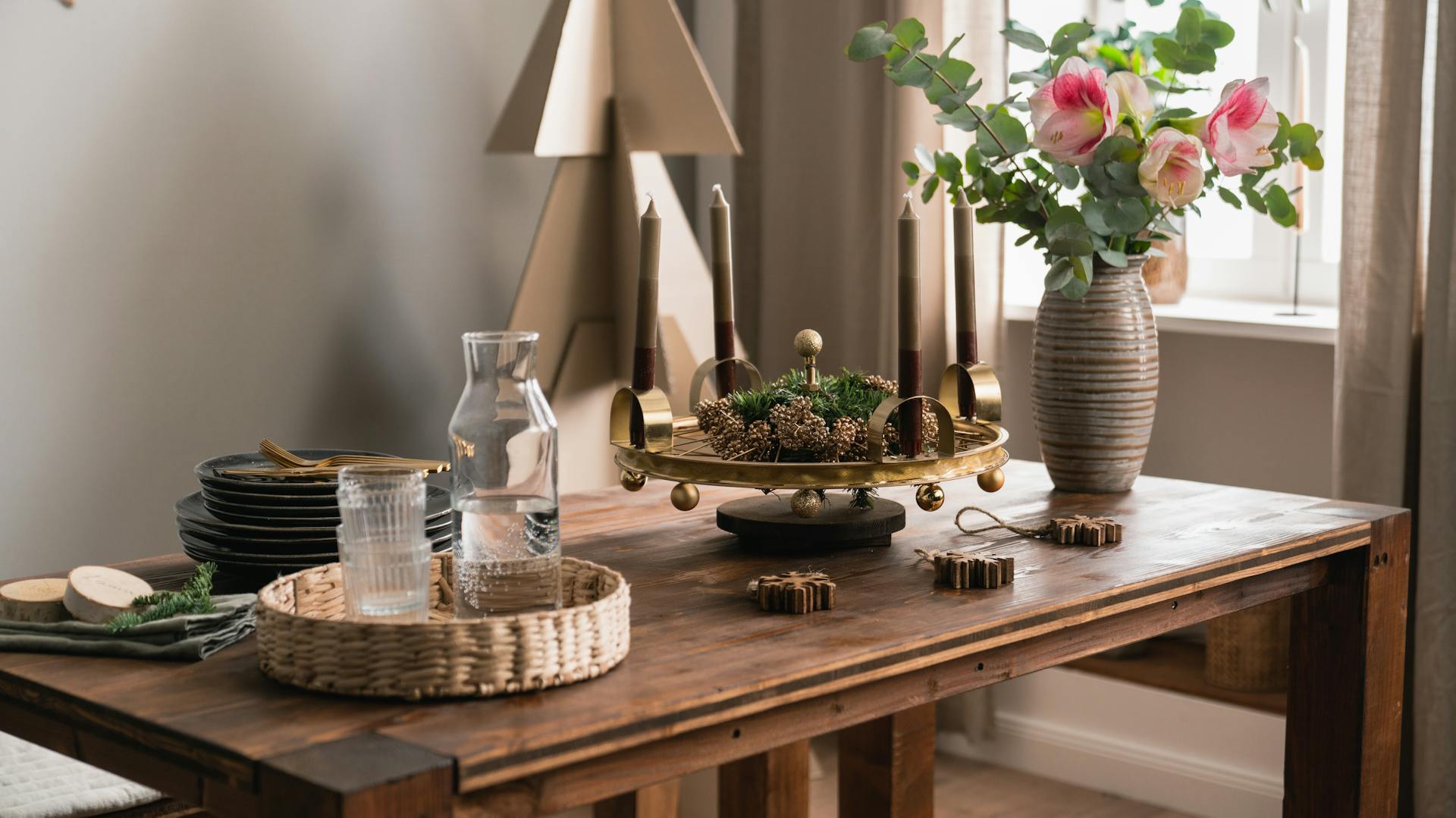 Table de fête dressée avec couronne de l'avent et décorations