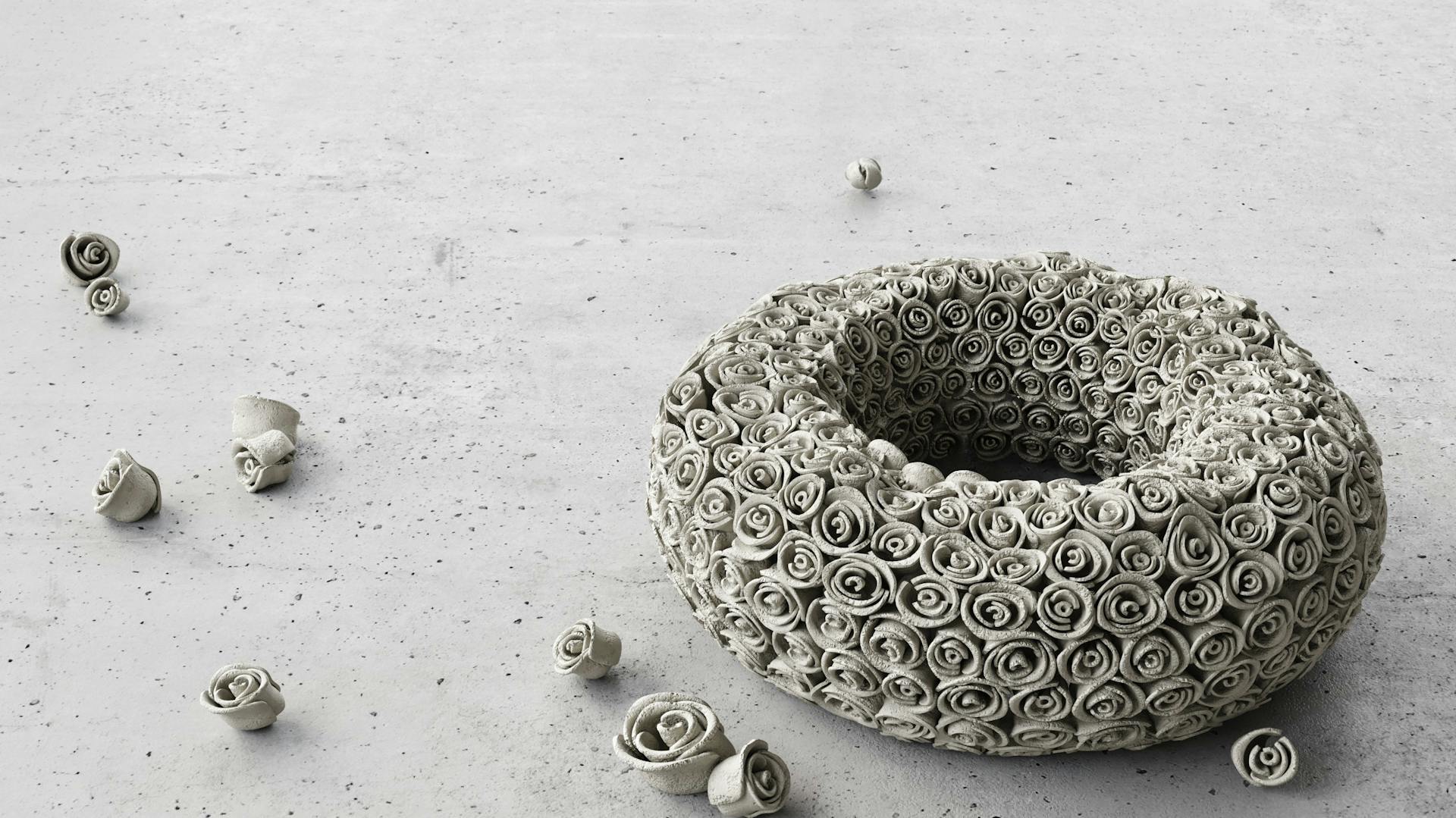 Blütenkranz aus Knetbeton an gekneteten Betonblüten auf Steinplatte