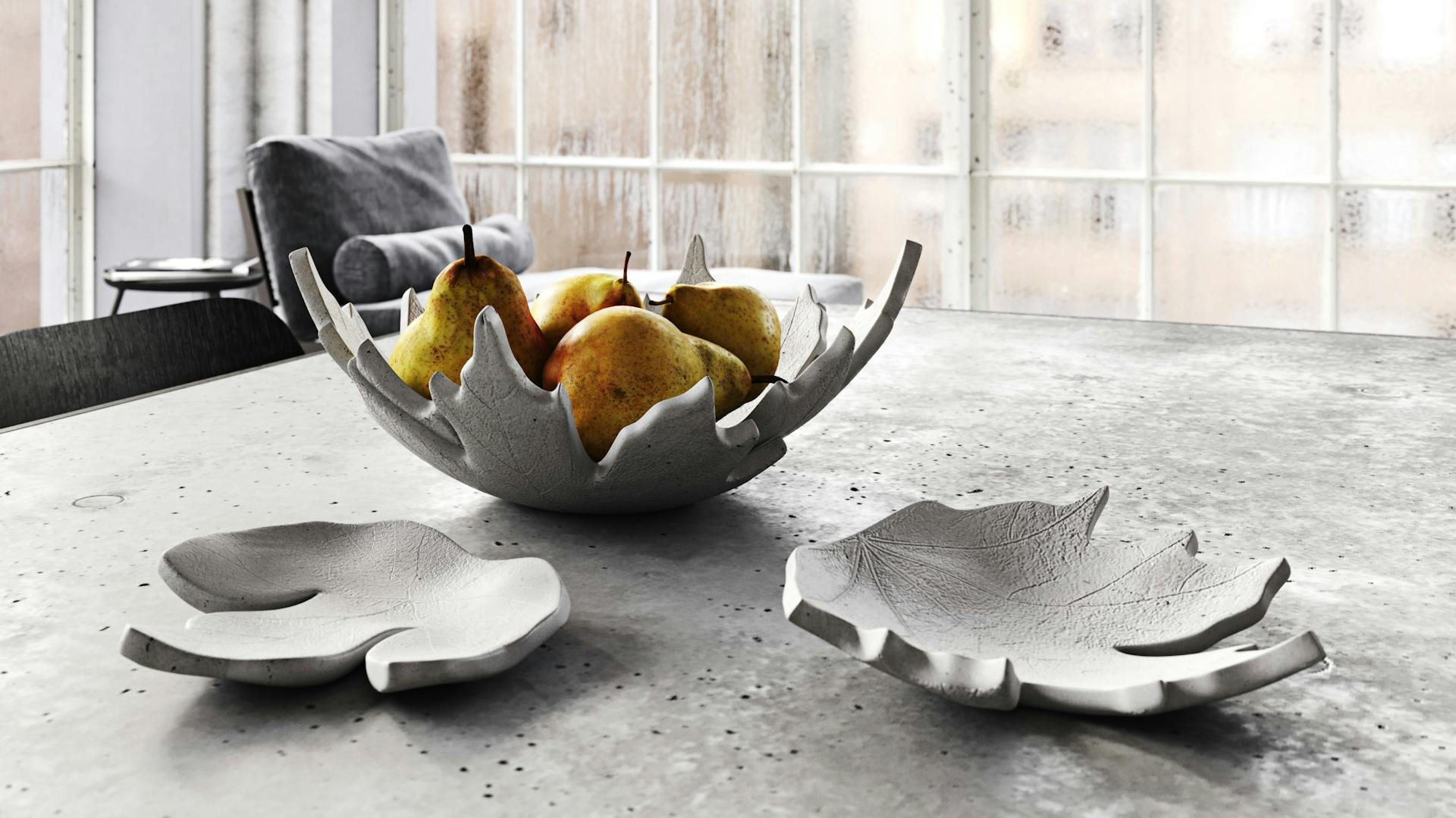 Obstschale in Laubblatt-Optik aus Knetbeton auf Arbeitsplatte an Fenster