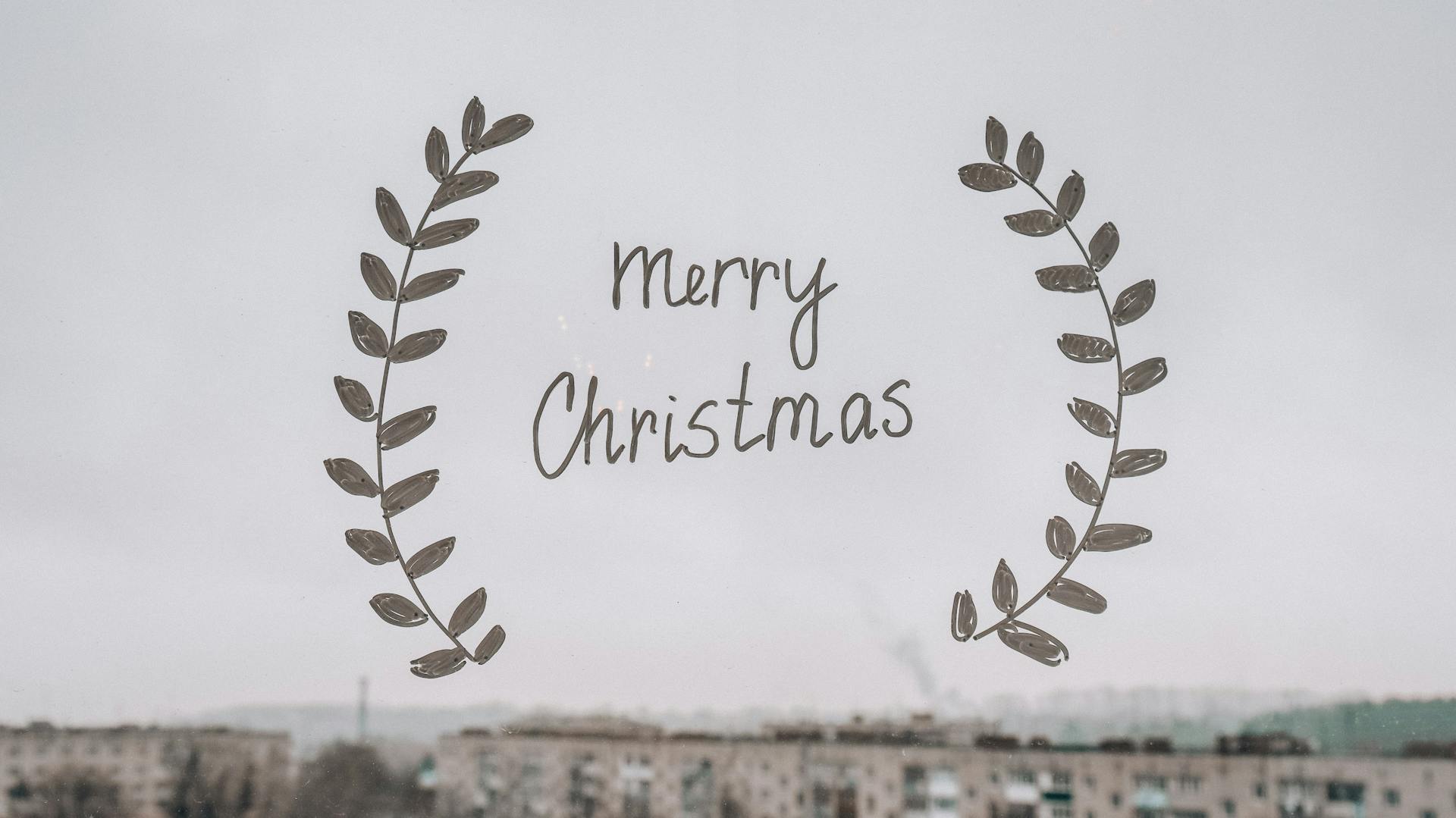 Ein Fensterbild mit einem "Merry Christmas"-Schriftzug.