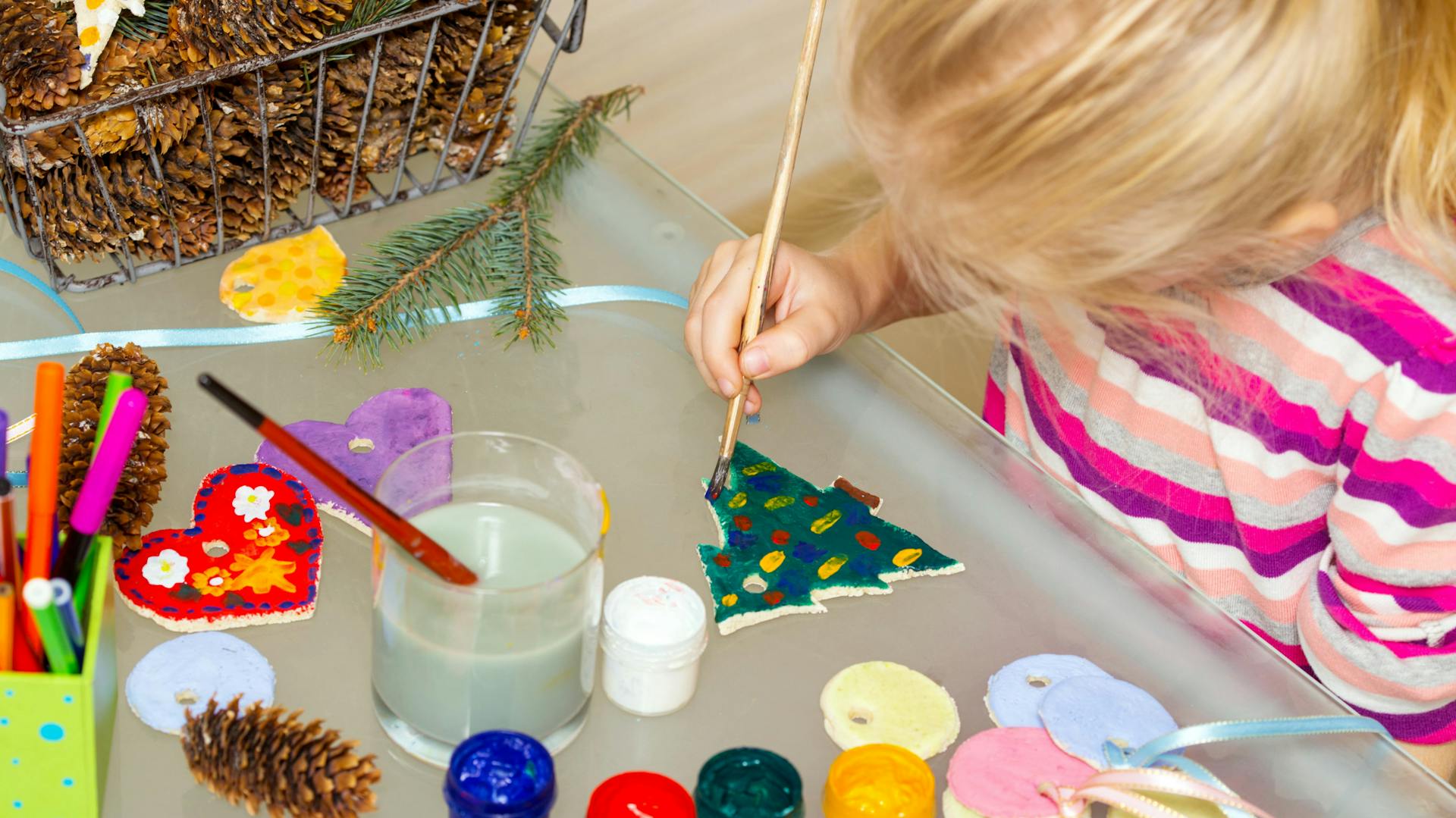 Kind bemalt Christbaumschmuck aus Salzteig