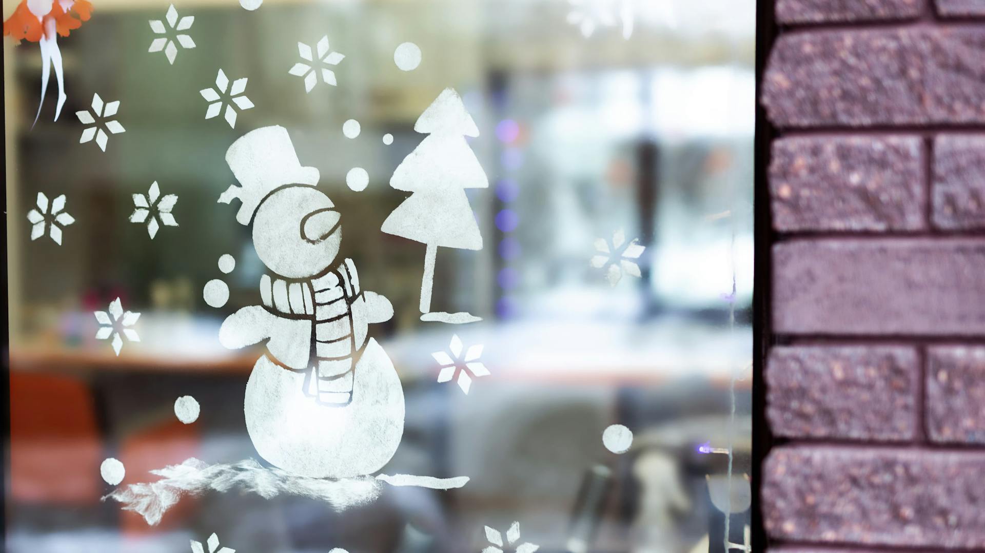 Weihnachtliches Fensterbild mit Schneemann-Motiv