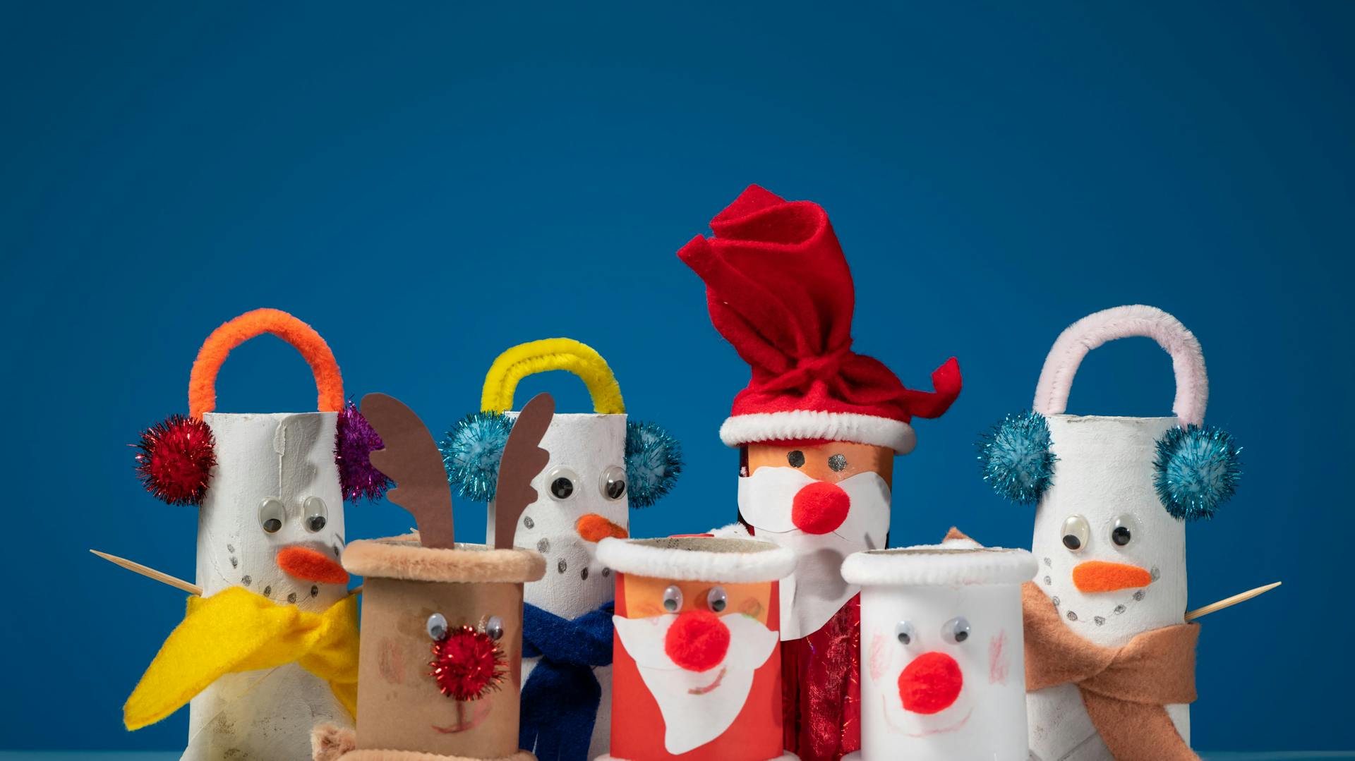 Weihnachtsdekoration aus Klorollen.