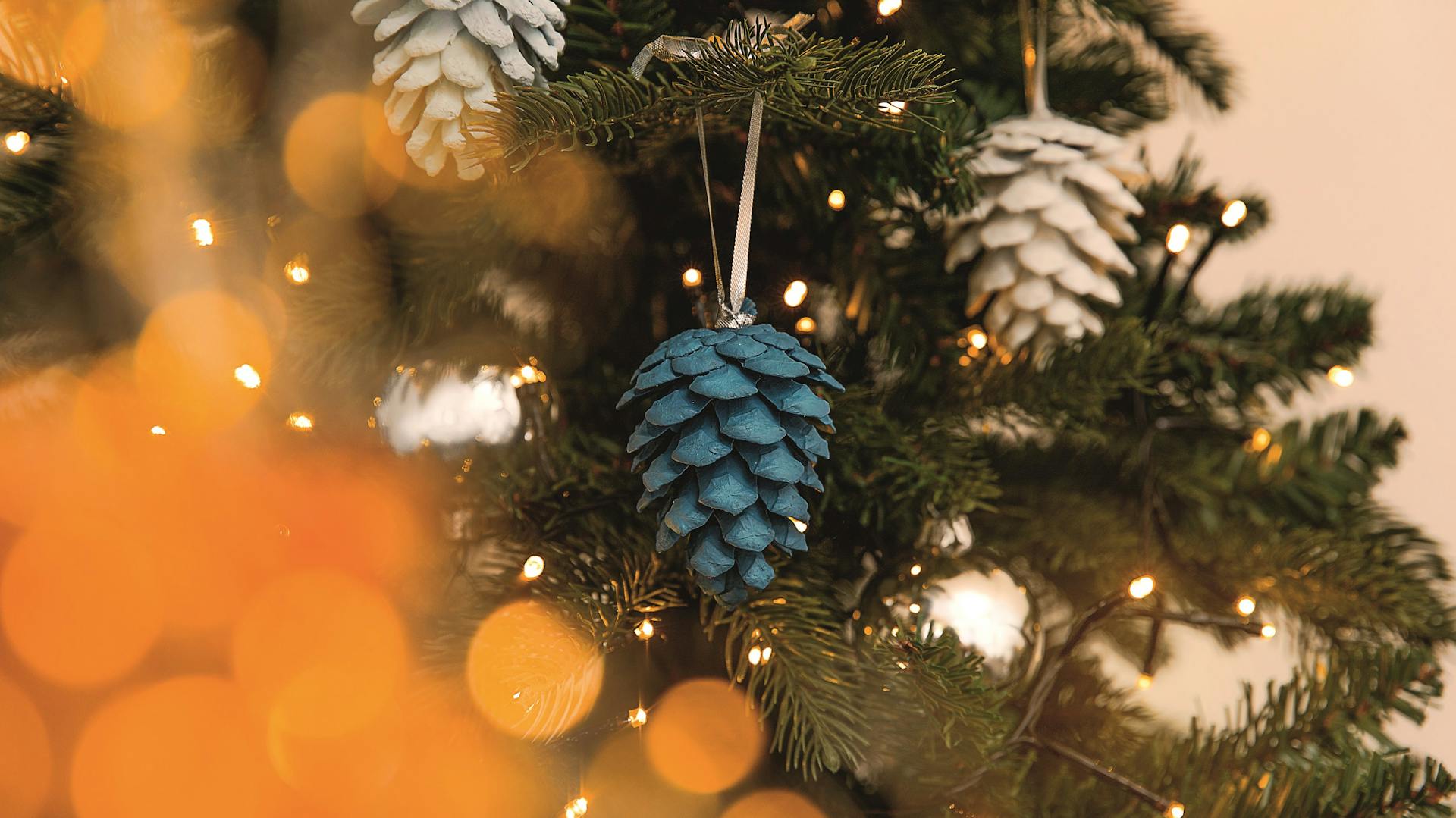 Nahaufnahme eines geschmückten Weihnachtsbaums