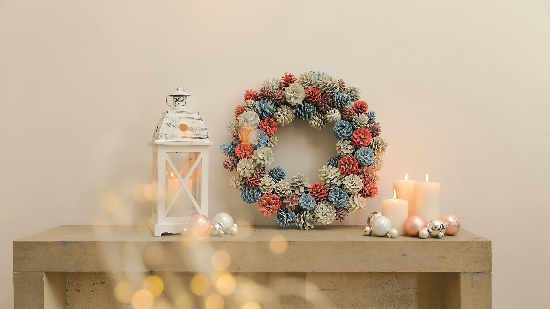 Weihnachtsdeko basteln Türkranz Dekokranz aus Tannenzapfen bunt Weihnachtsdeko Laterne Kerzen