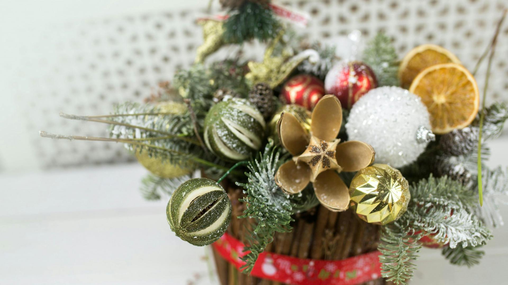 Composizione dell’Avvento rotonda con fette d’arancia, palline di Natale e brillantini come decorazione