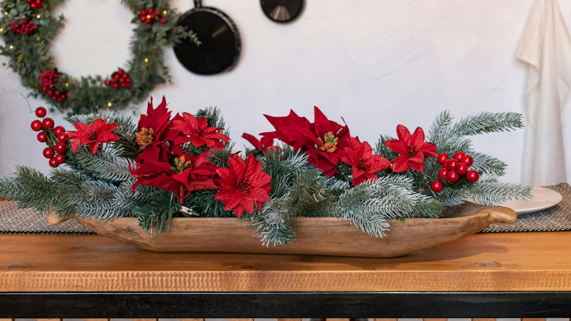 Vassoio in legno oblungo decorato con ramoscelli e stelle di Natale