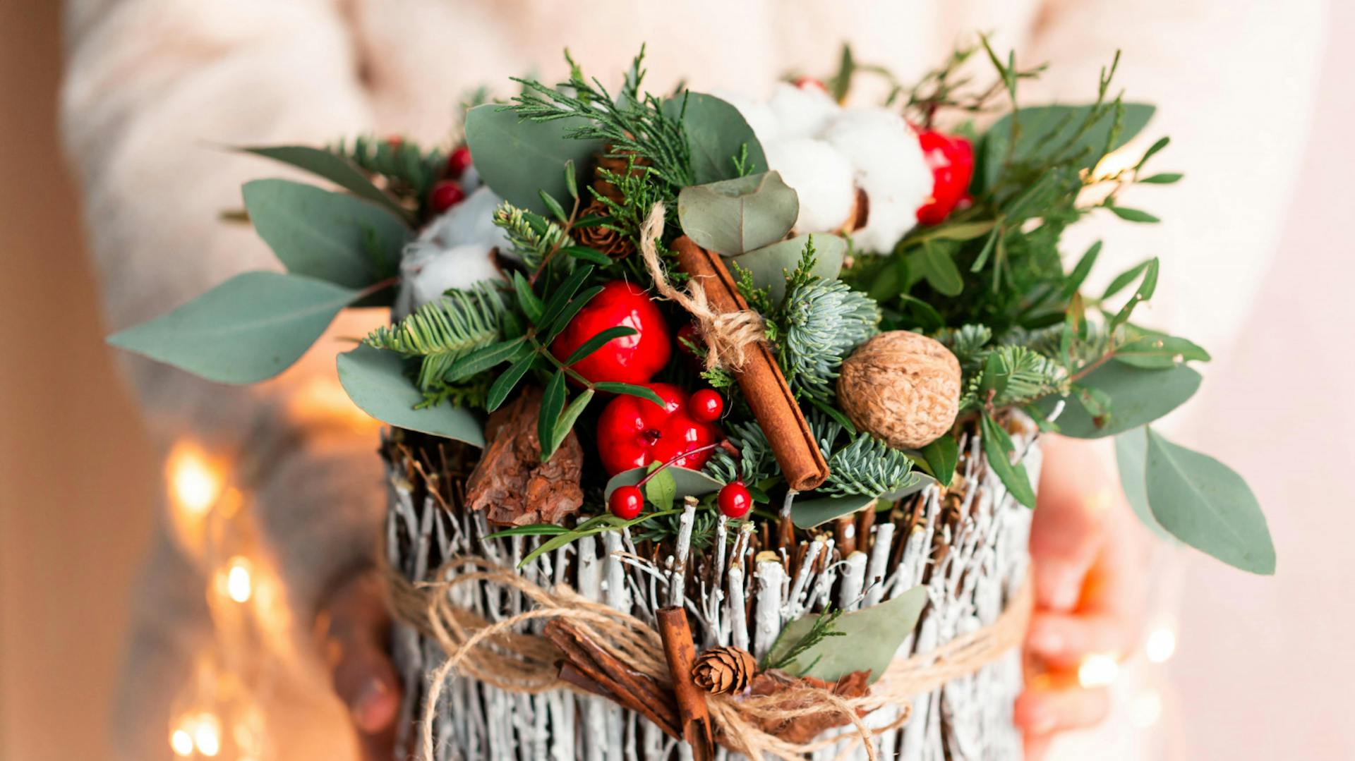 Rundes Adventsgesteck mit Eukalyptus