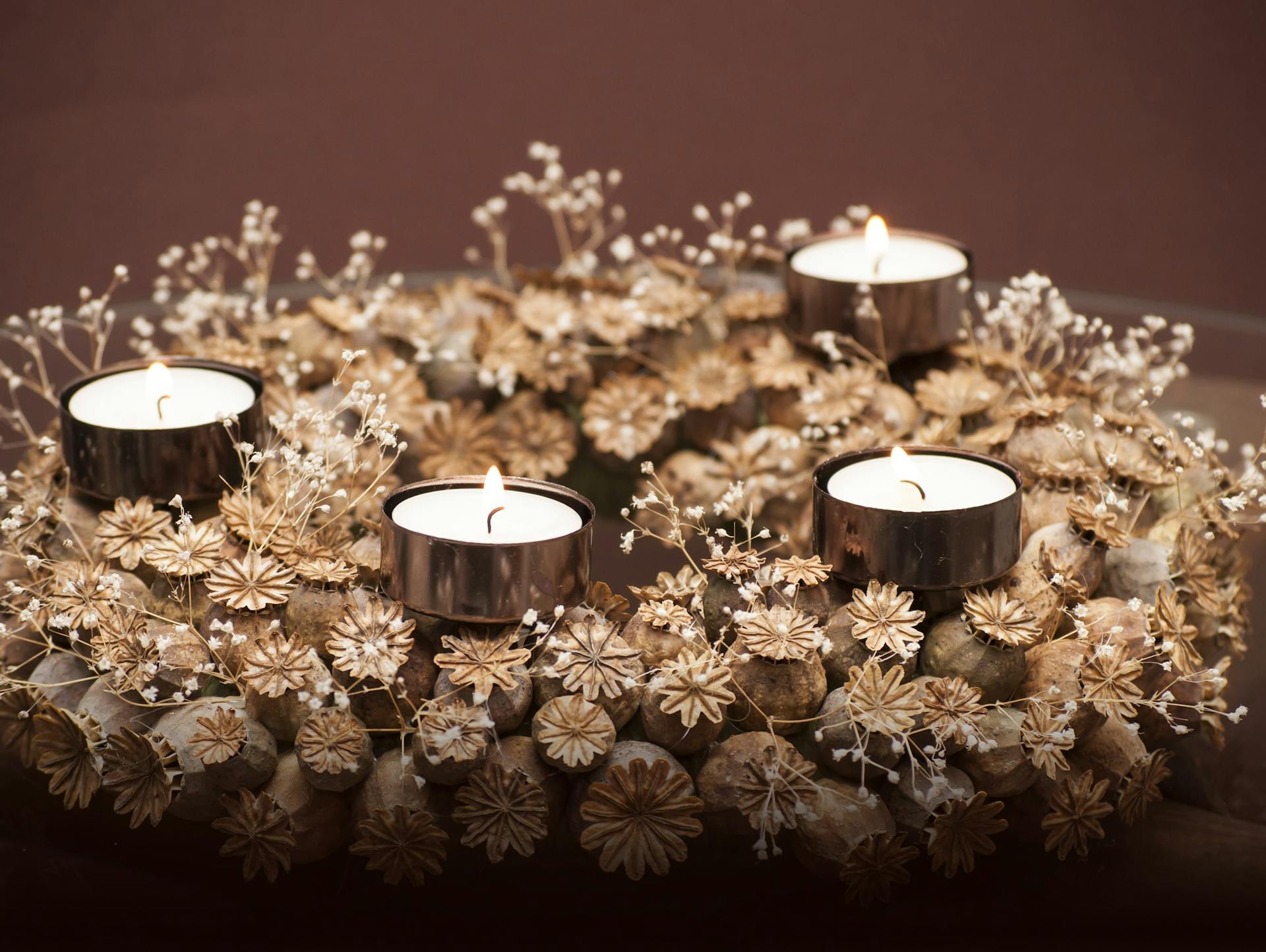 Corona dell’Avvento in stile bohèmien con fiori secchi dorati.