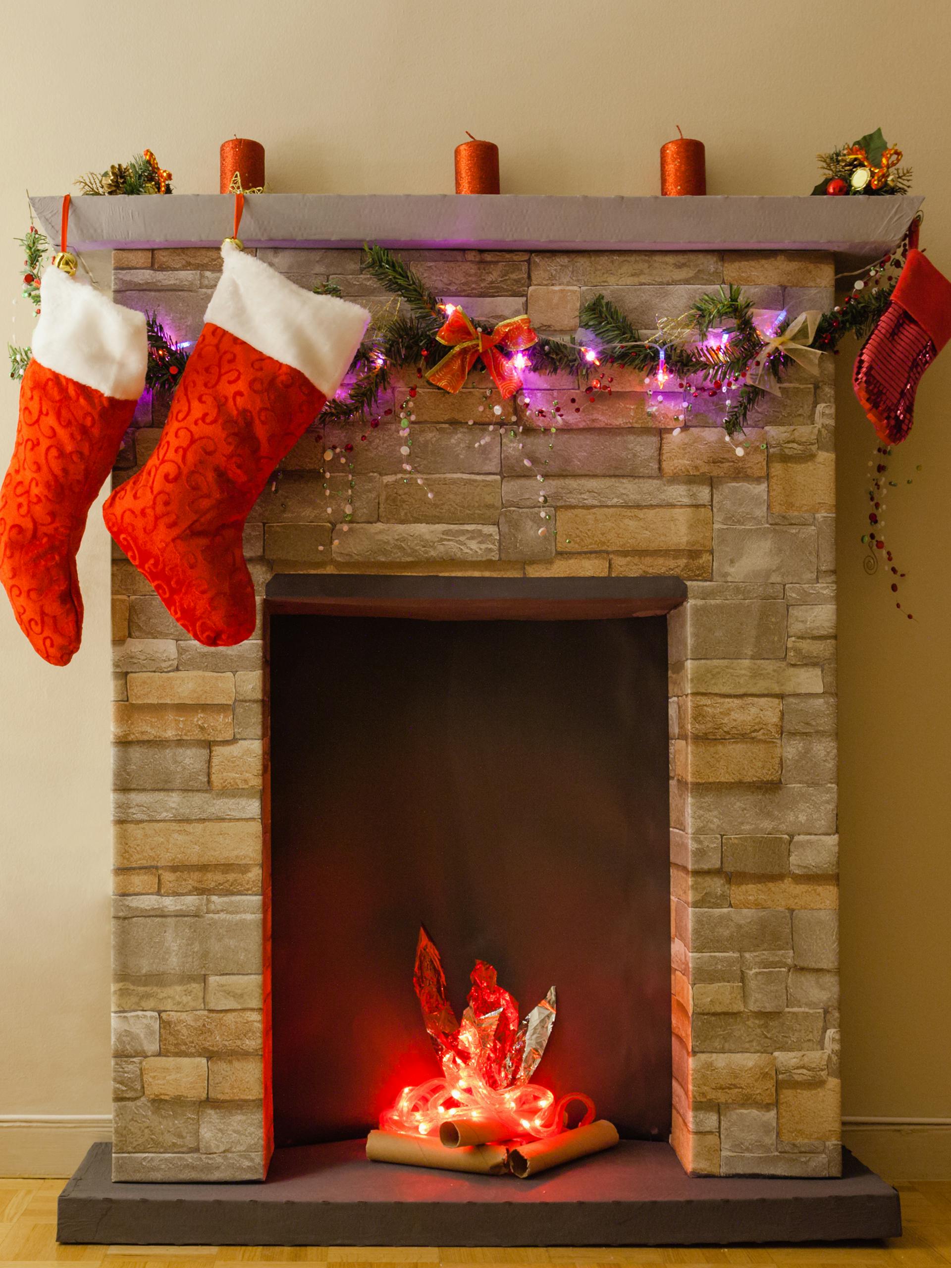 Dekokamin mit bedruckter Möbelfolie in brauner Ziegeloptik