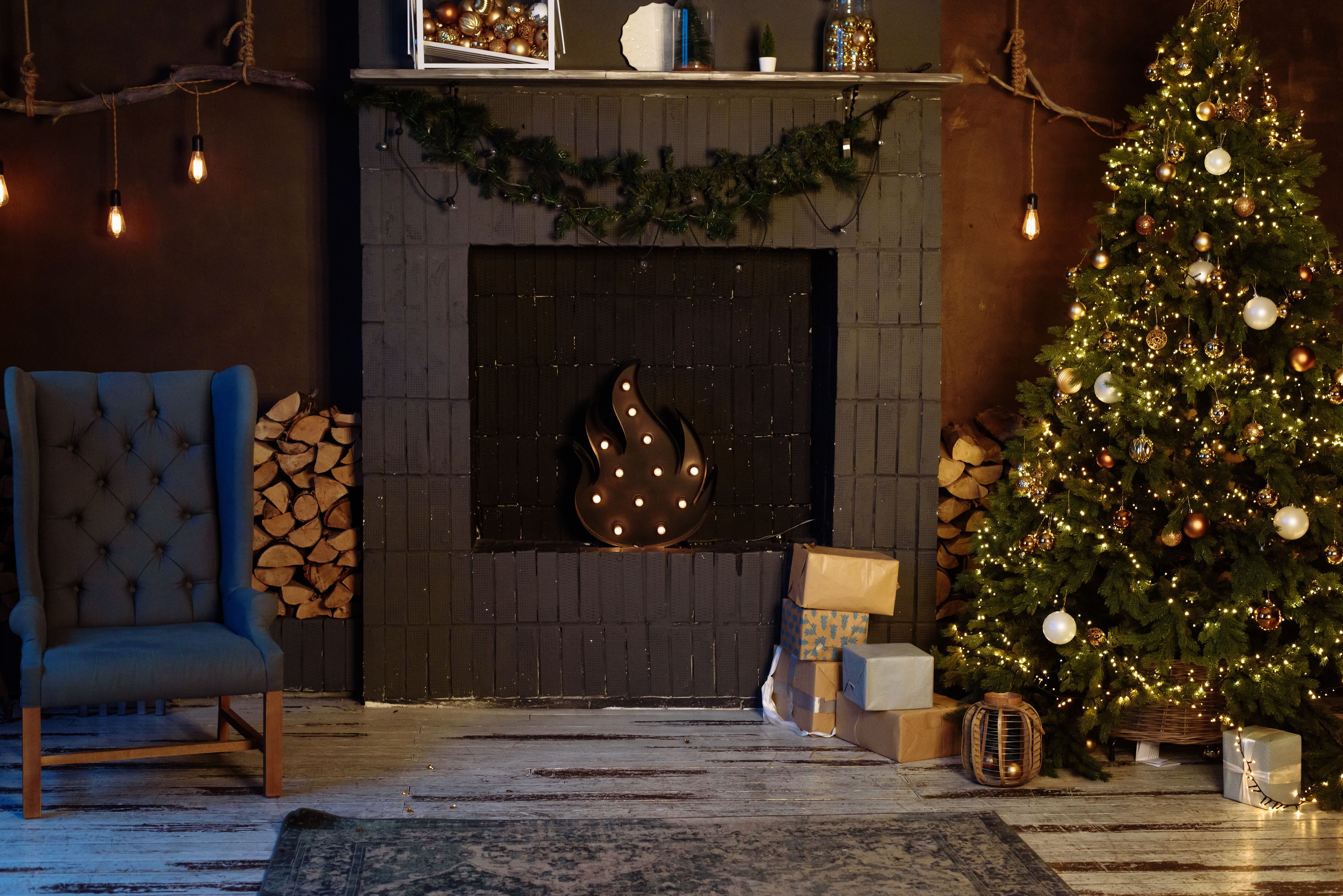 Dekokamin dunkelgrau bemalt und weihnachtliche Deko