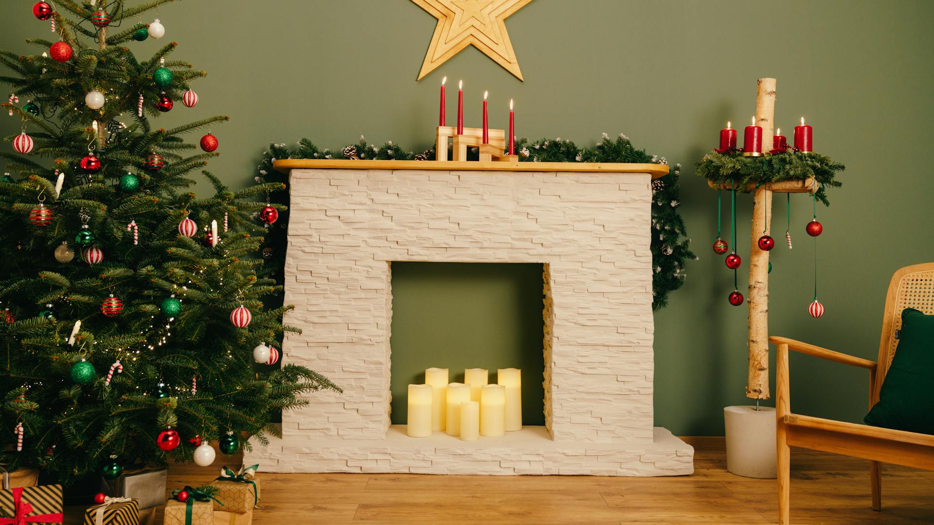 Deko-Kamin steht neben dem Tannenbaum und dem Adventskranz-Baumständer.