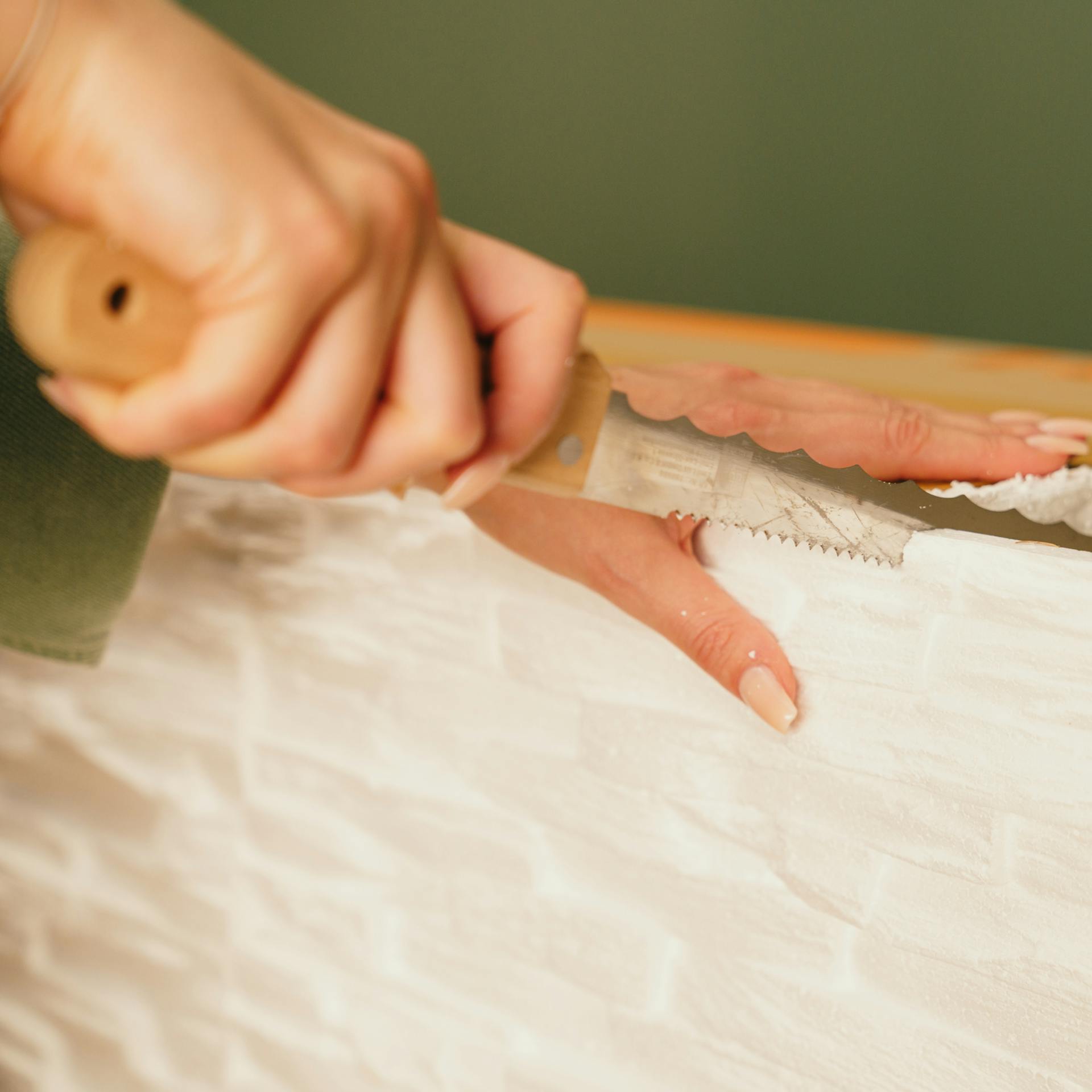 Handwerkerin schneidet die Platten zu.