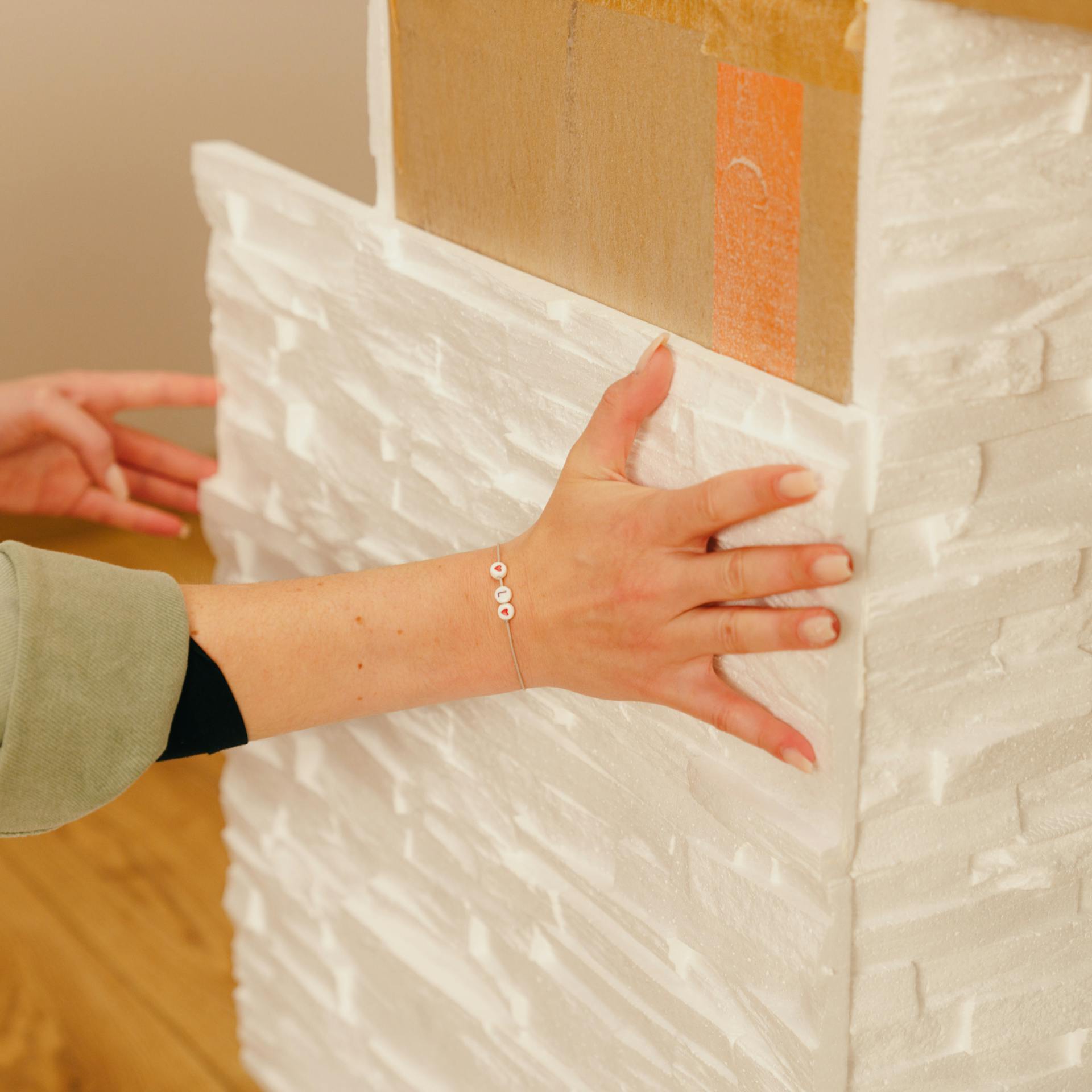 Handwerkerin setzt die Platten an dem Korpus.