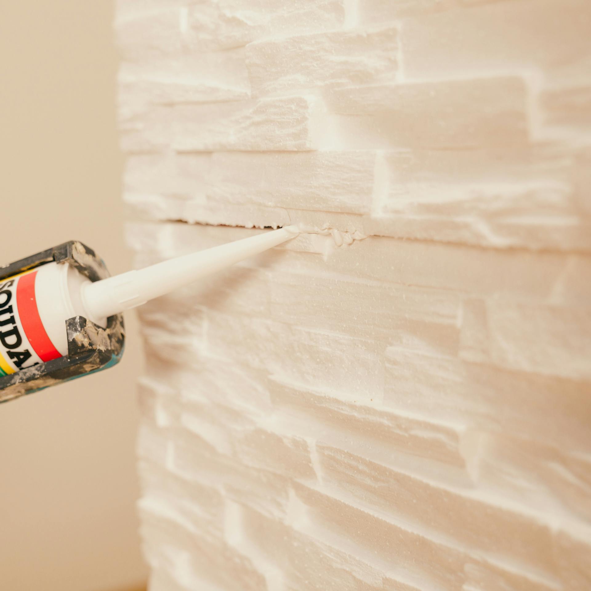 Handwerkerin füllt die Lücken mit Acryl.