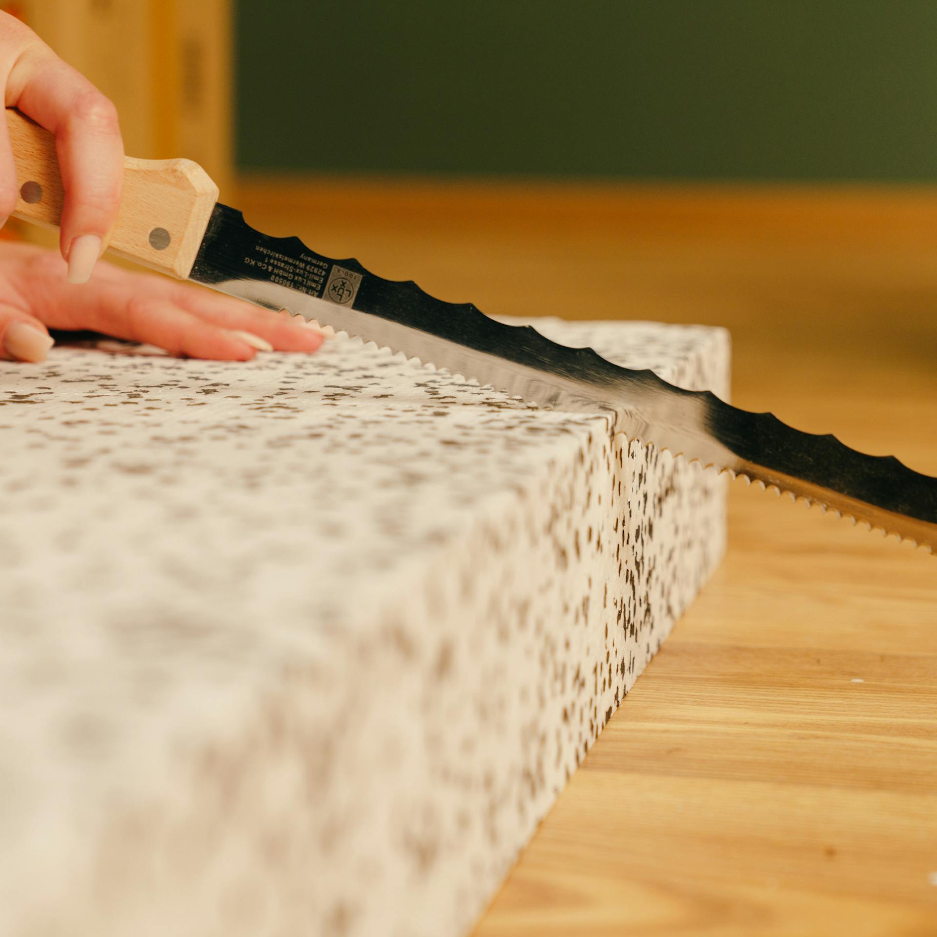 Die Handwerkerin schneidet die Platten zu.