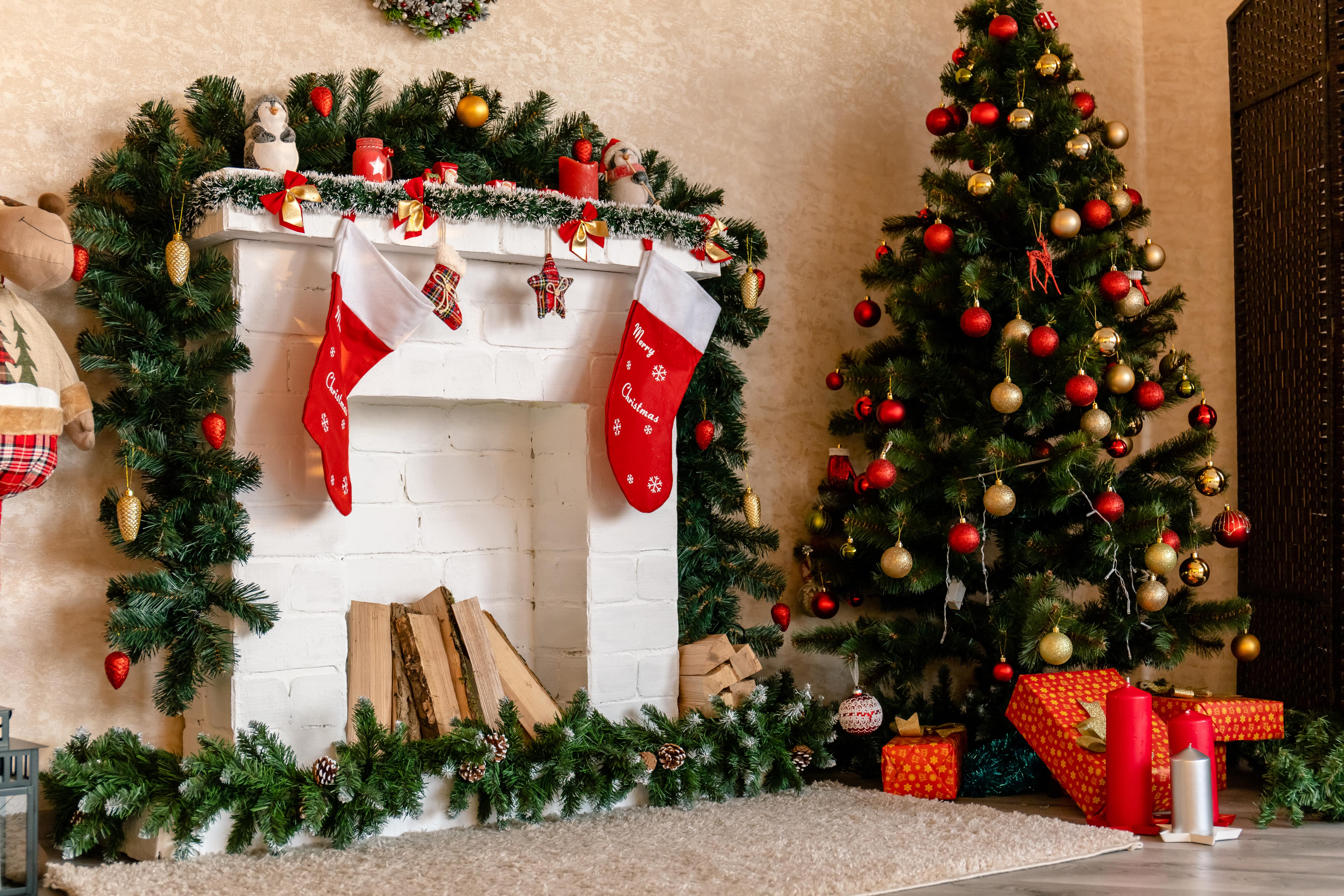 Weißer Dekokamin mit weihnachtlicher Deko im Landhaus-Stil